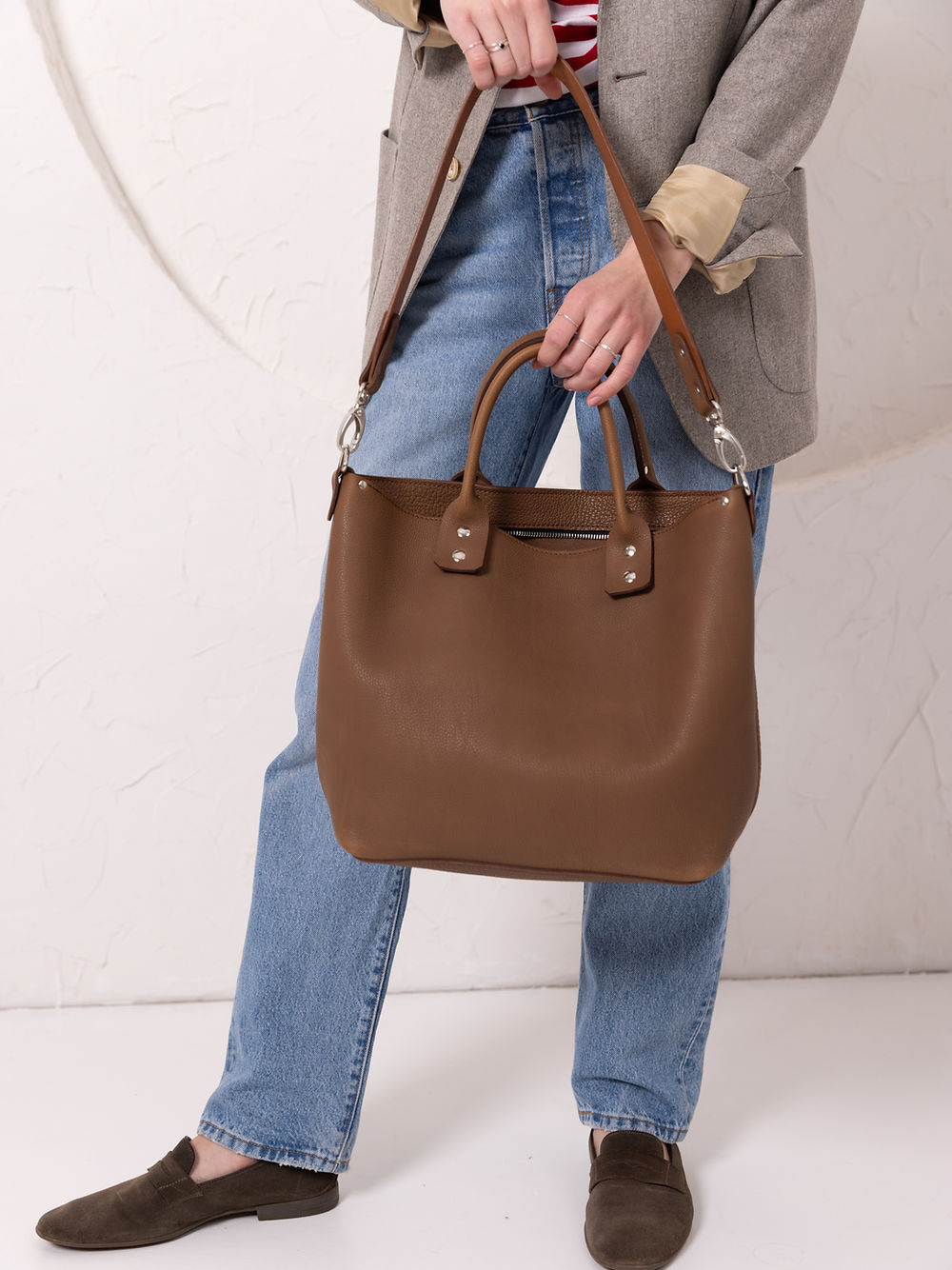 Sac à main MIGLE TOKS VISOKS en cuir cappuccino, détail texture