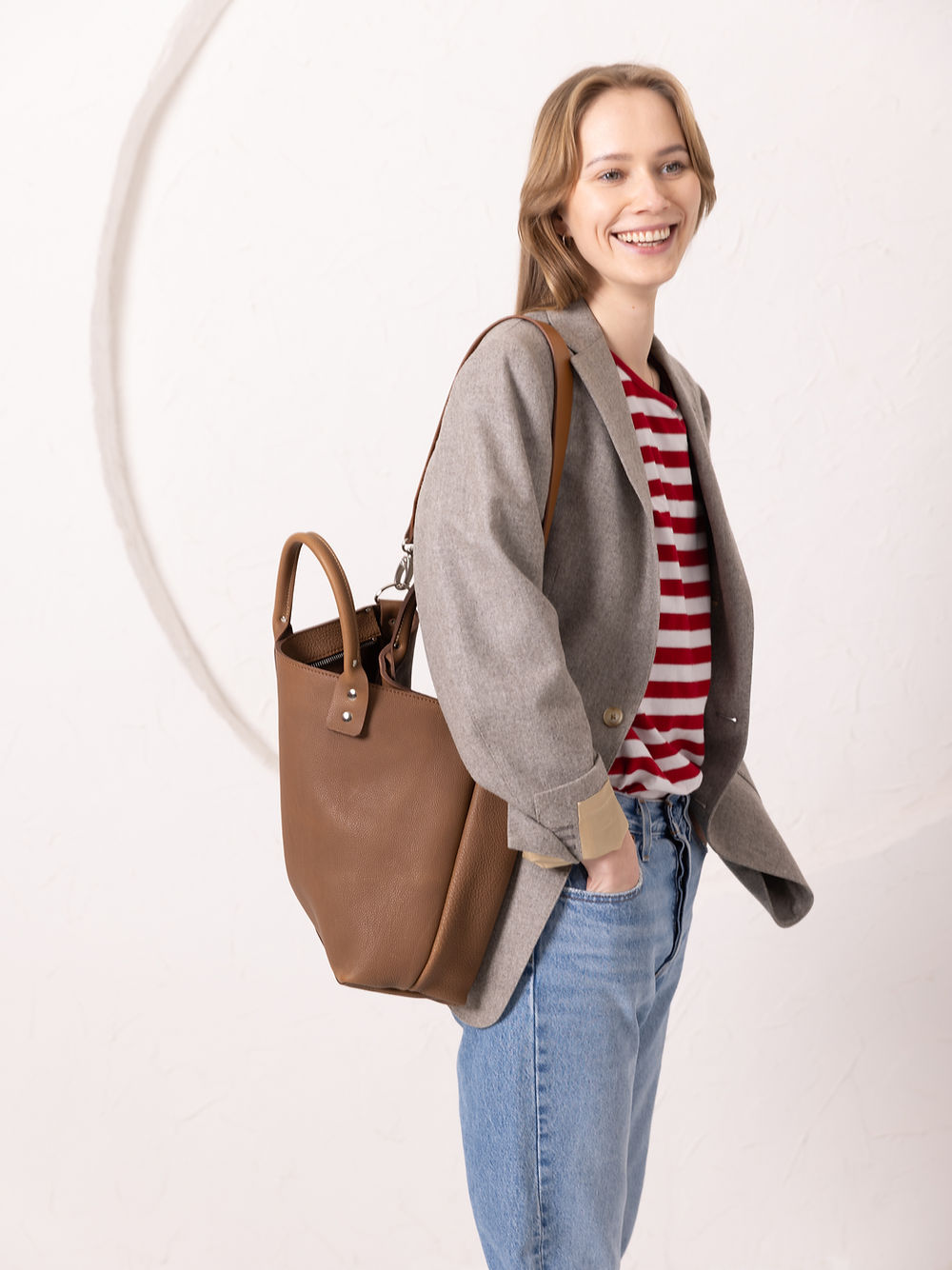 Sac à main MIGLE TOKS VISOKS en cuir cappuccino, vue de côté