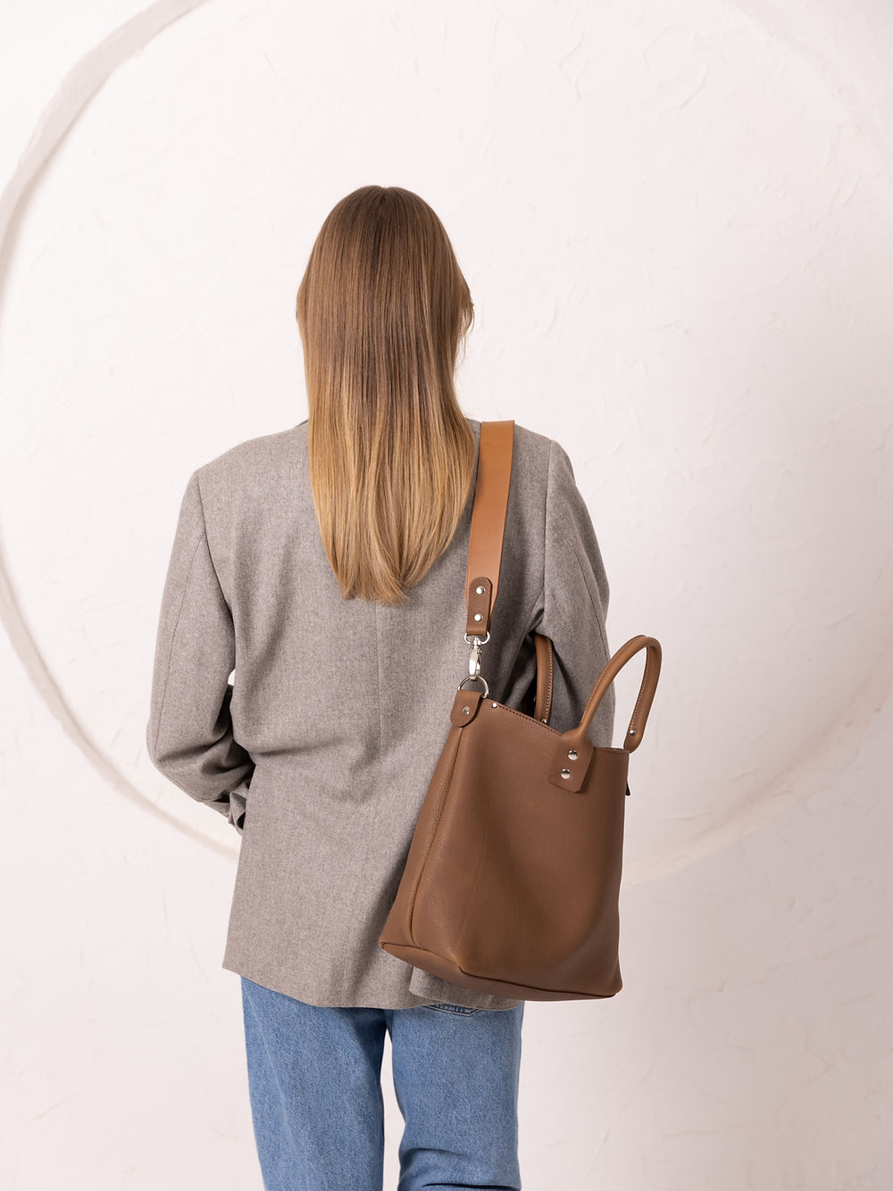 Sac à main MIGLE TOKS VISOKS en cuir cappuccino, détail anses