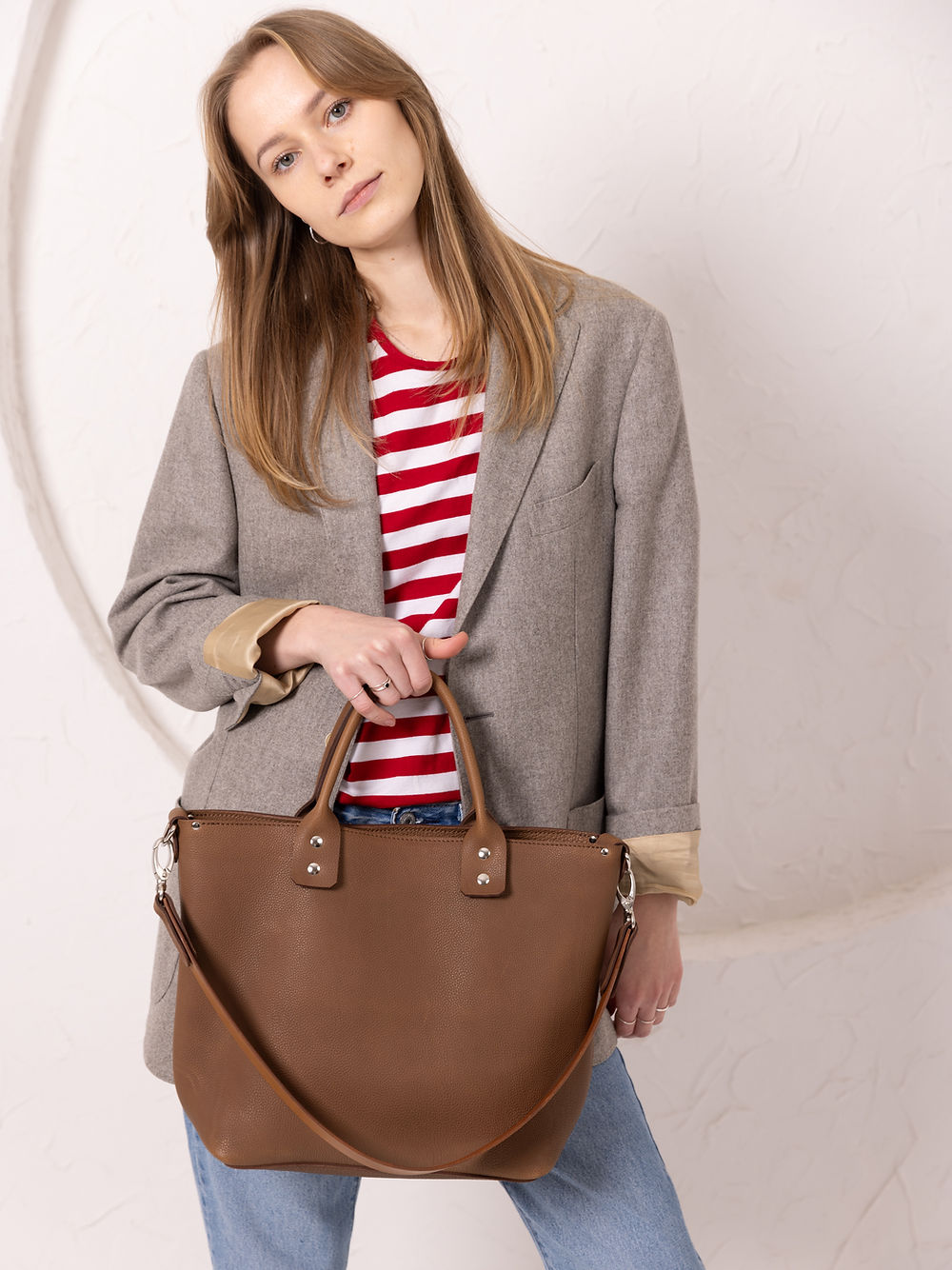 Sac à main MIGLE TOKS VISOKS en cuir cappuccino, détail coutures