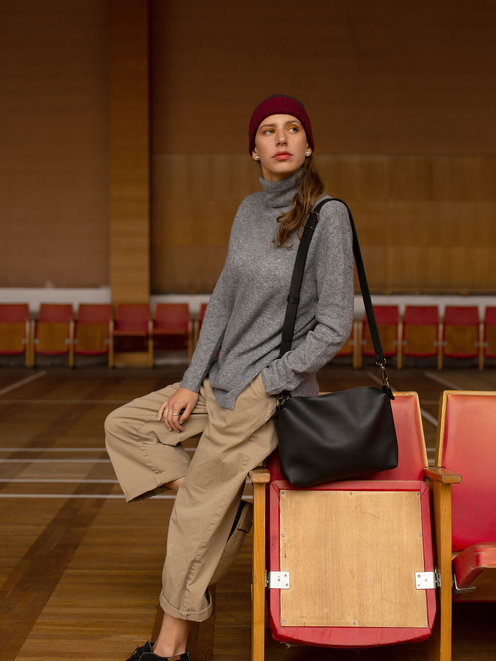 Grand sac à main ROBIN TOKS VISOKS en cuir noir, gros plan poignée et structure