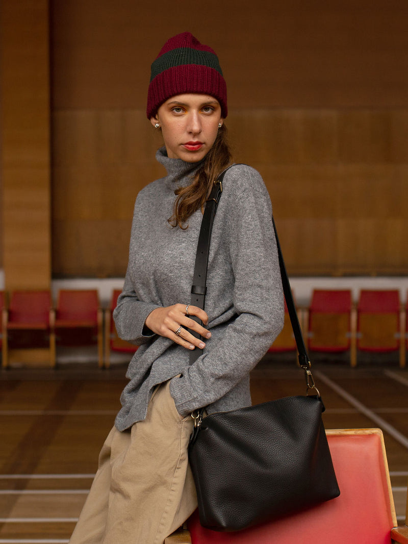 Grand sac à main ROBIN TOKS VISOKS en cuir noir, vue trois quarts profondeur