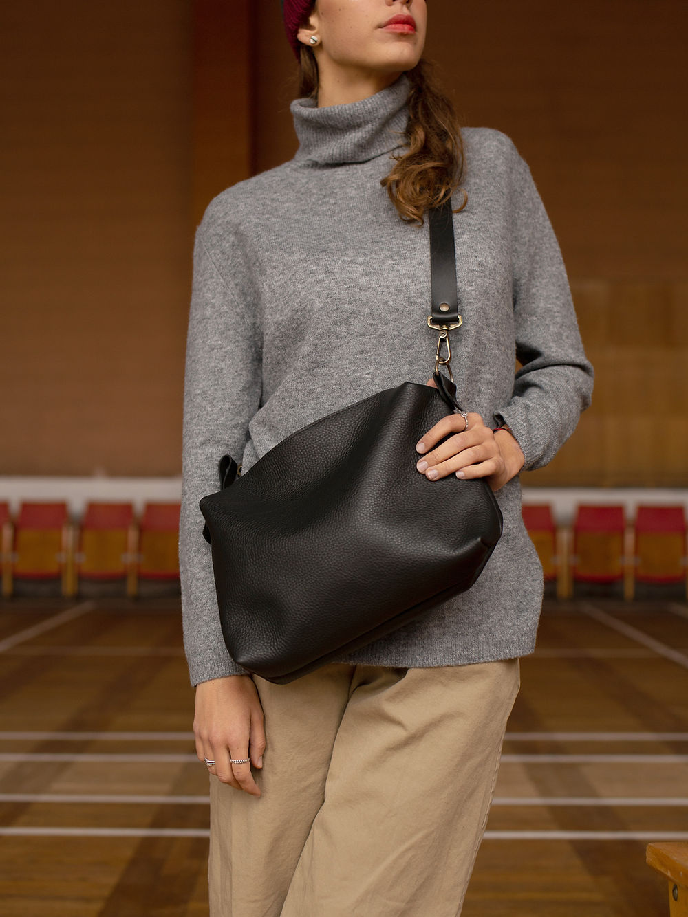 Grand sac à main ROBIN TOKS VISOKS en cuir noir, vue latérale système de fermeture