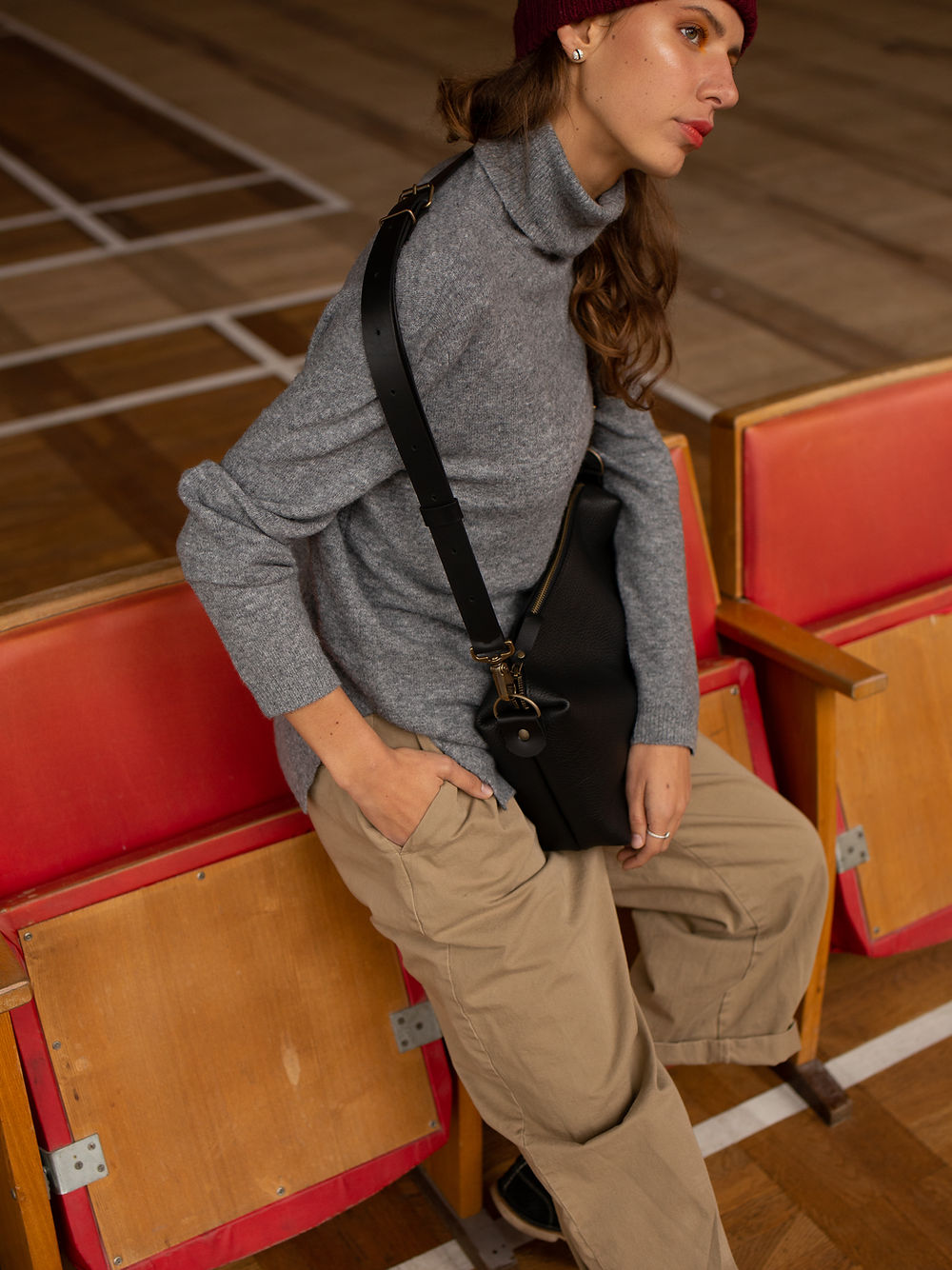 Grand sac à main ROBIN TOKS VISOKS en cuir noir, porté sur l'épaule en lifestyle