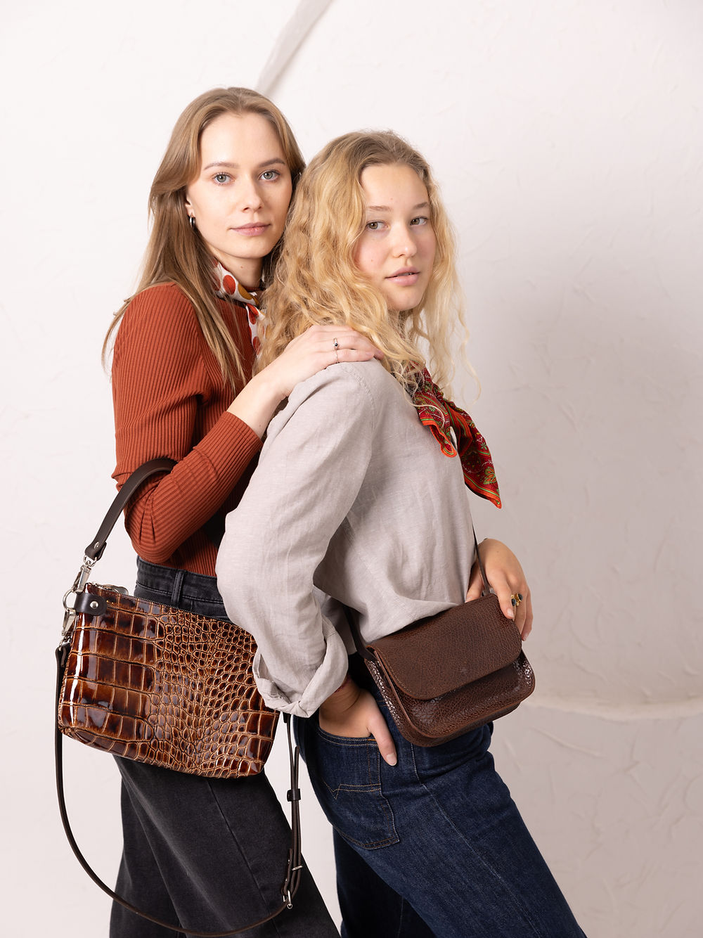 Portefeuille en cuir effet marbre marron, détail de la texture marbrée