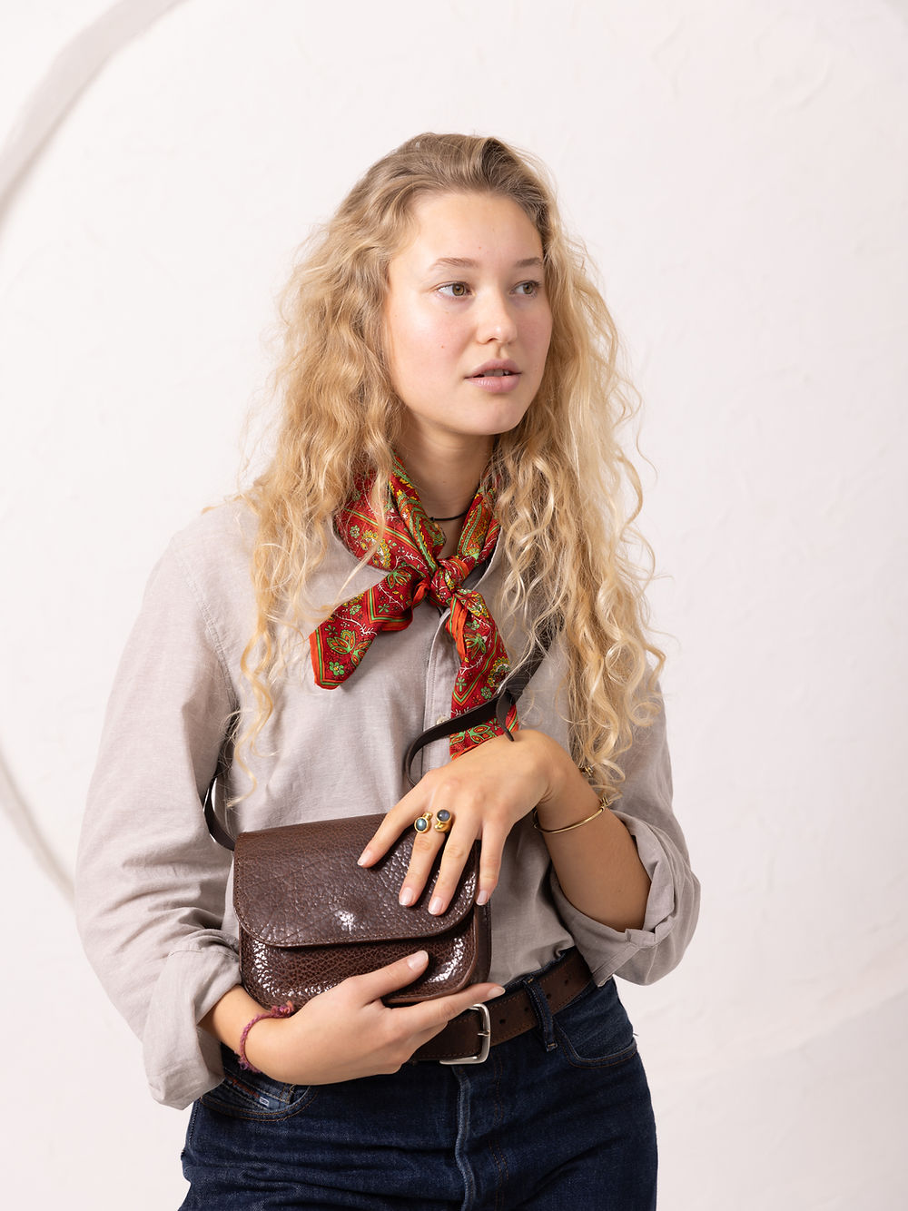 Portefeuille en cuir effet marbre marron fermé, vue d'ensemble fond blanc