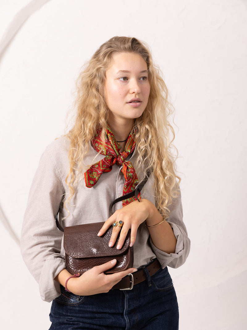 Portefeuille en cuir effet marbre marron fermé, vue d'ensemble fond blanc