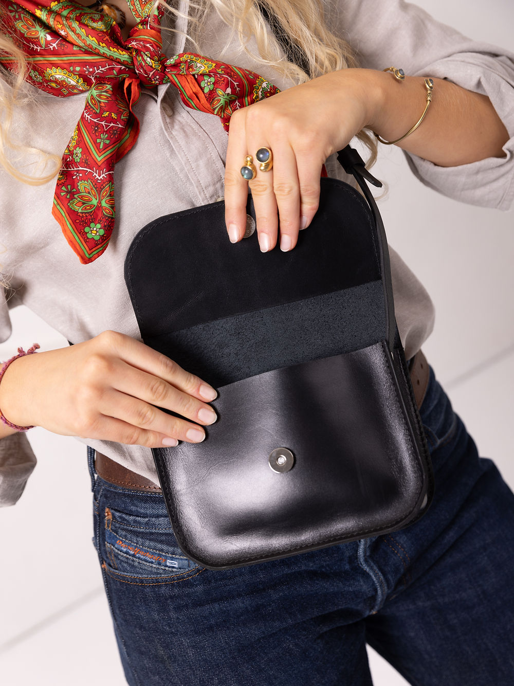 Portefeuille en cuir noir fermé, vue d'ensemble pour montrer les dimensions