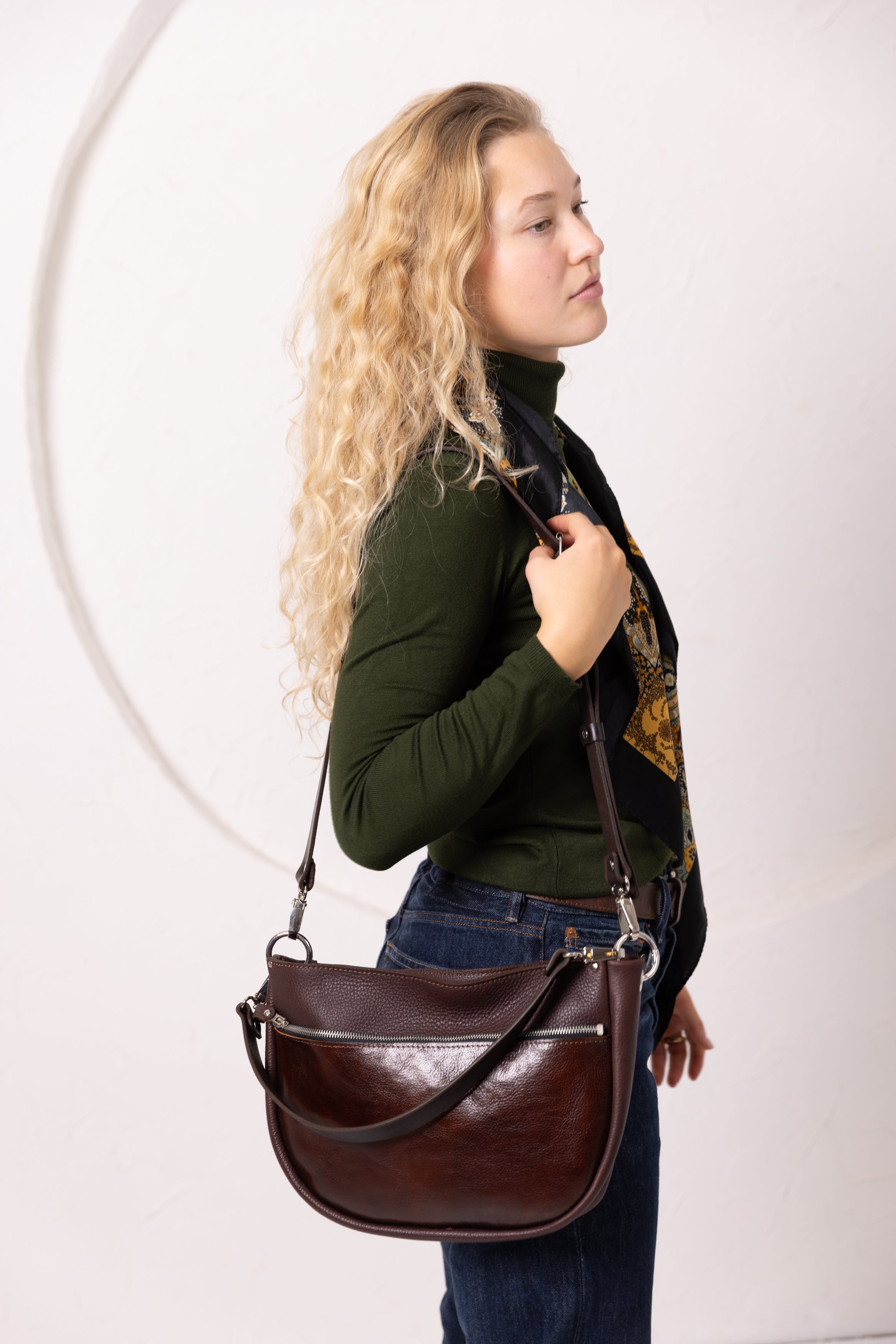 Sac à main STELLA TOKS VISOKS en cuir cognac et daim, profil latéral texture visible