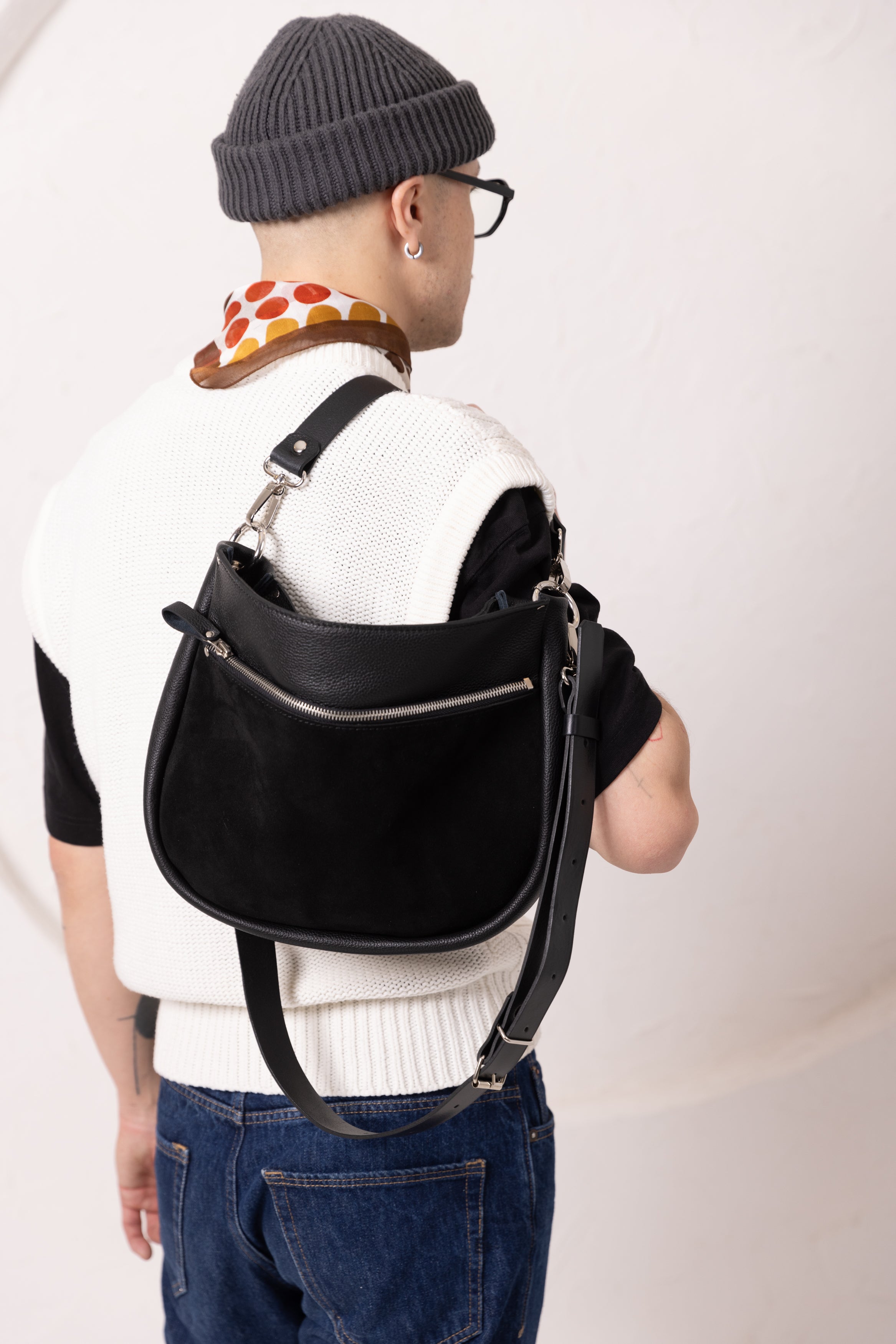 Sac à main STELLA TOKS VISOKS en cuir noir et daim, détail de l'articulation de la base et anse