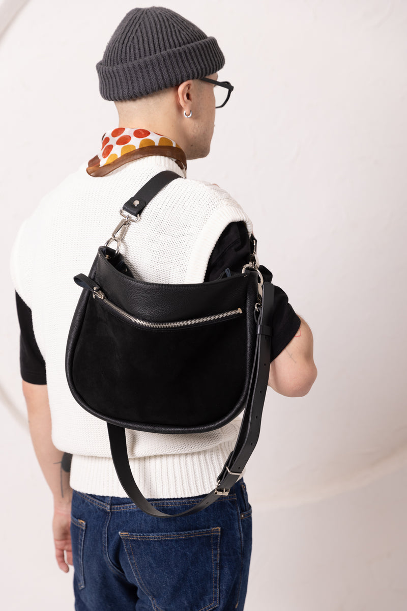 Sac à main STELLA TOKS VISOKS en cuir noir et daim, détail de l'articulation de la base et anse