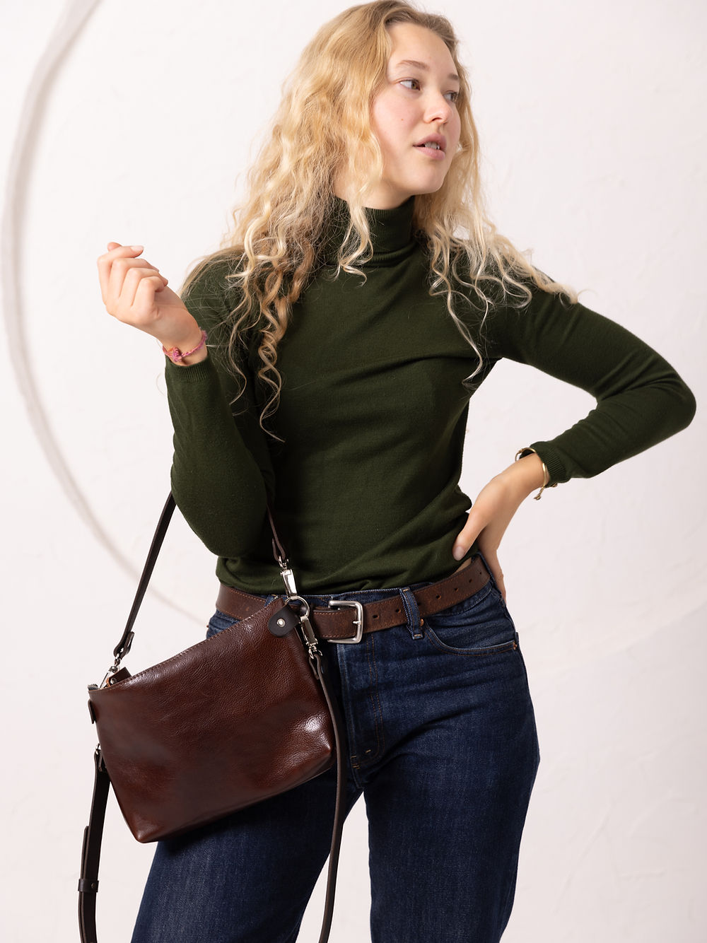 Sac à deux anses en cuir cognac porté, photo lifestyle