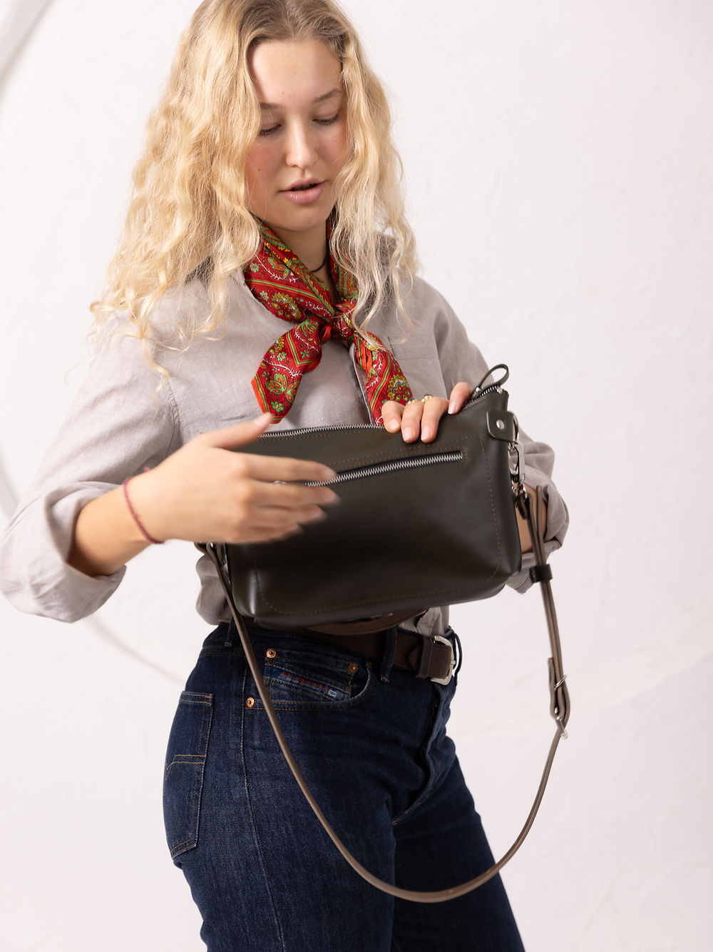 Sac à deux anses TOMMY TOKS VISOKS en cuir vert sauge, détail couture de la base et anses