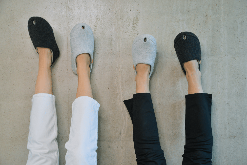 Chaussons en feutre de laine blanc - TOKU Budapest, photo 2