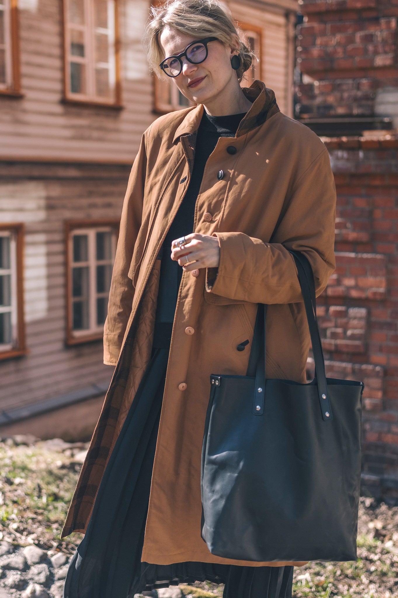 Sac cabas en cuir noir Stella Soomlais, vue de face avec anses rivetées