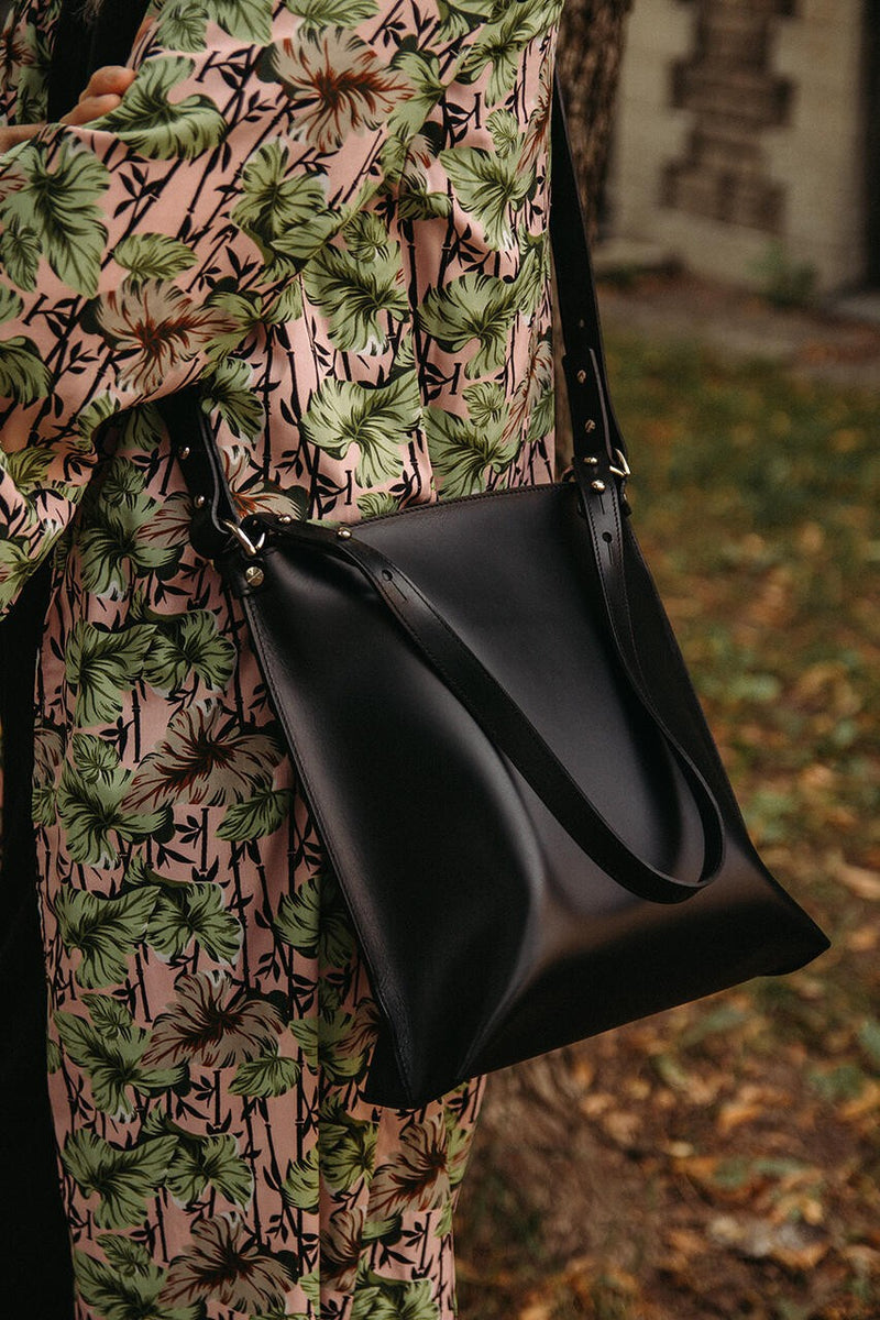 Sac à main en cuir noir Stella Soomlais, vue rapprochée de la bandoulière ajustable rivetée