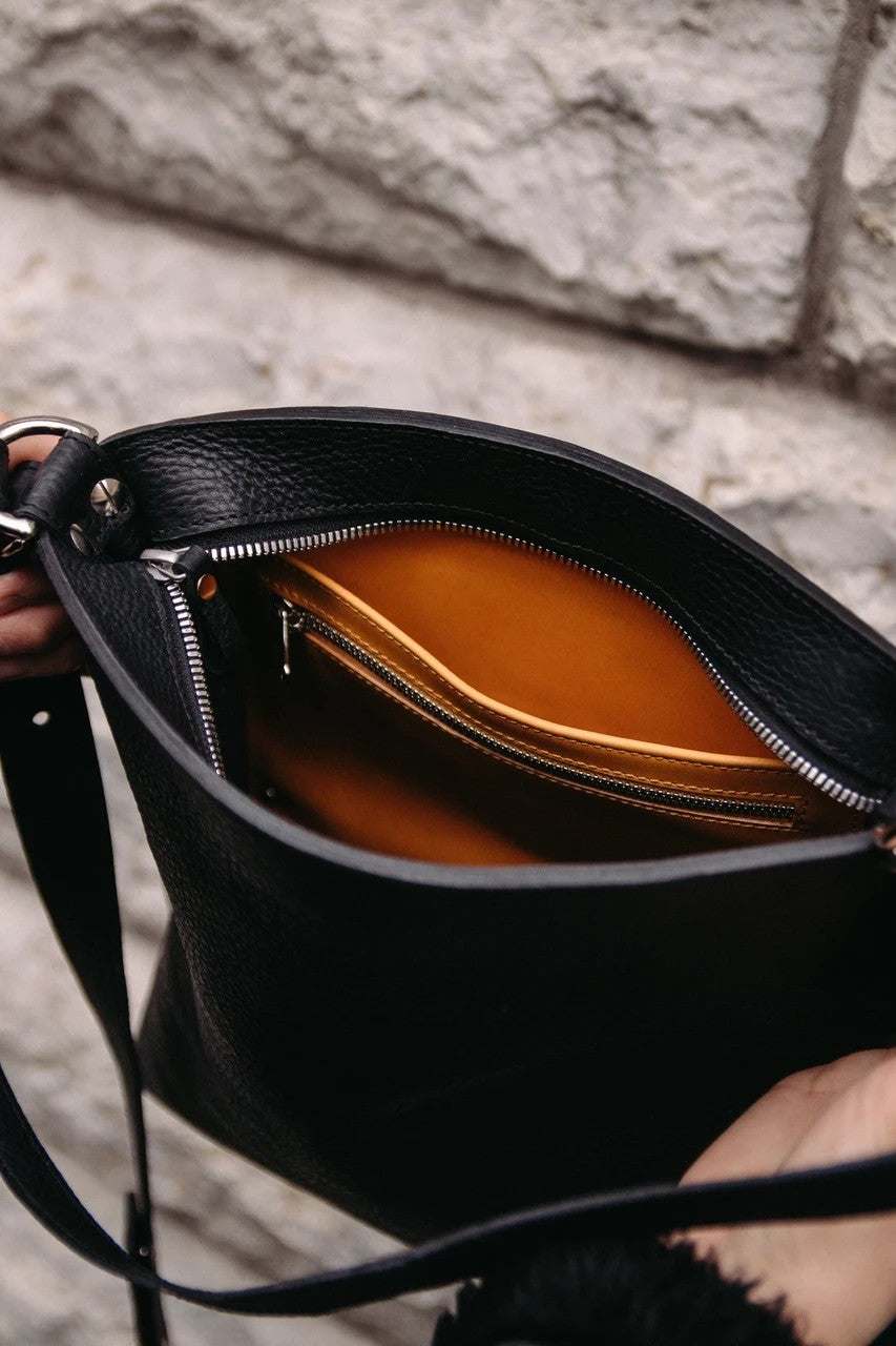 Sac à main en cuir noir Stella Soomlais, vue intérieure avec doublure cuir cognac et poche zippée