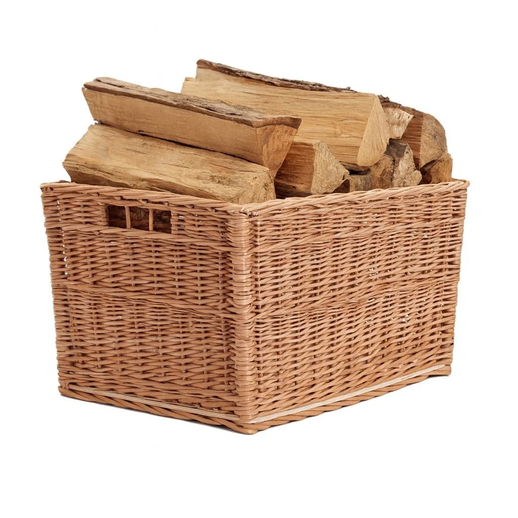 Panier à bois de chauffage en osier modèle Cervus, vue éditoriale