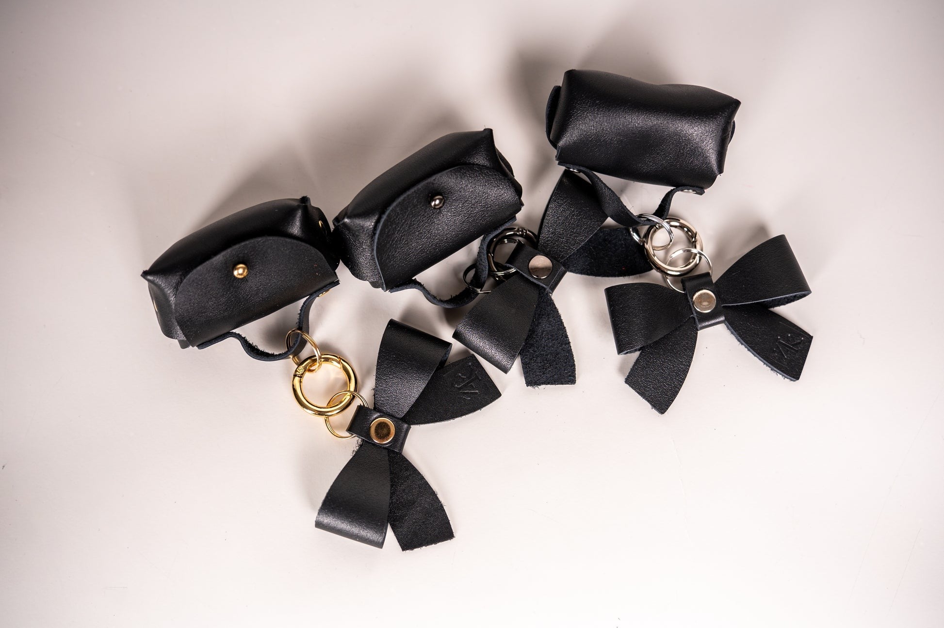 Ensemble de mini breloques pour sac en cuir noir, vue 9