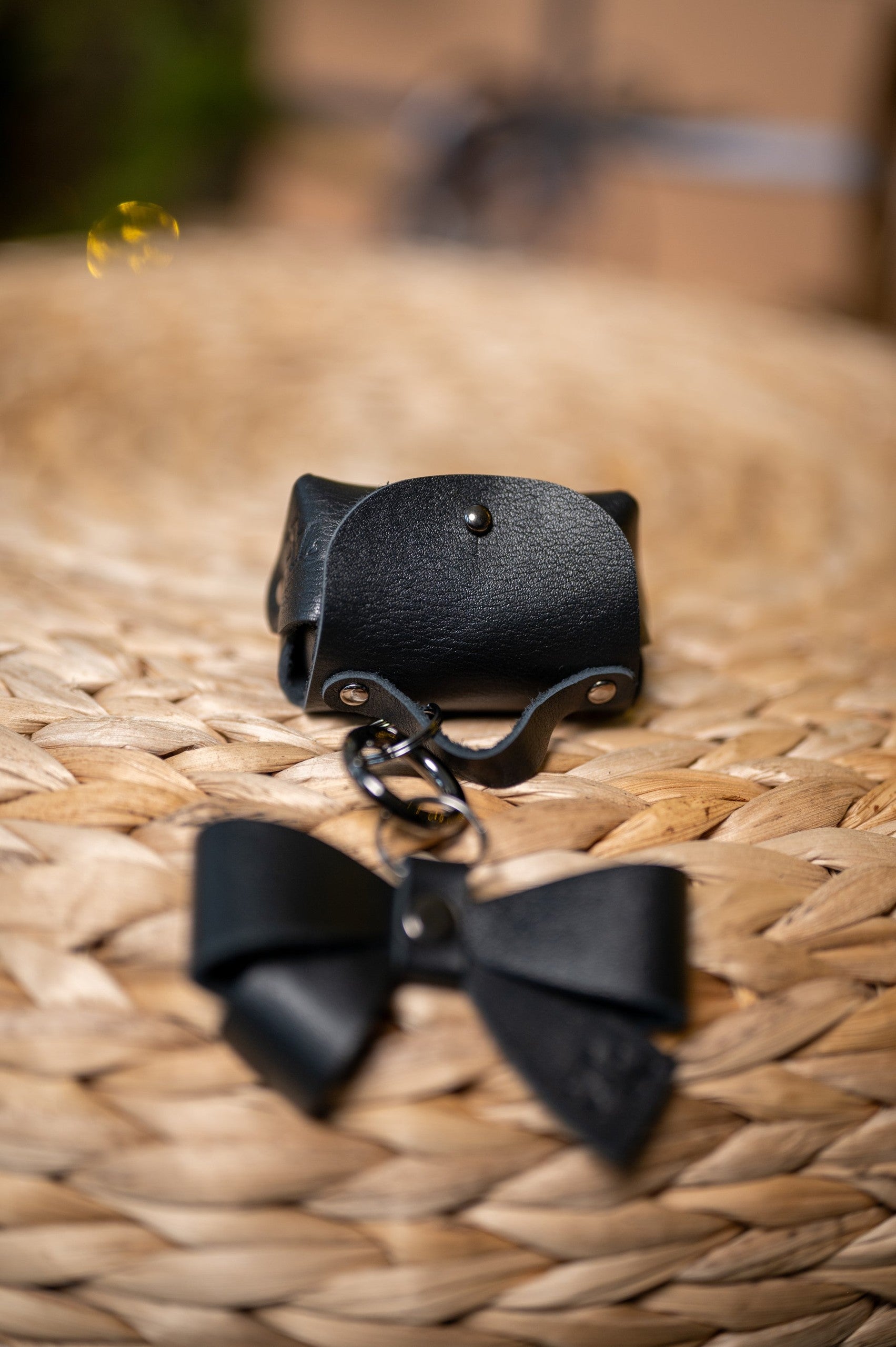 Ensemble de mini breloques pour sac en cuir noir, vue 5