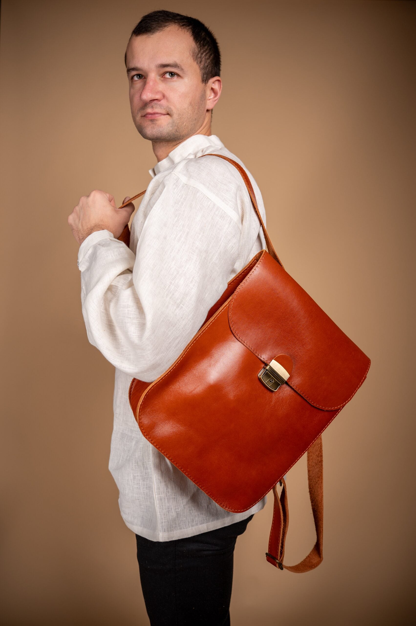 Sac à dos selle en cuir naturel marron clair, vue produit