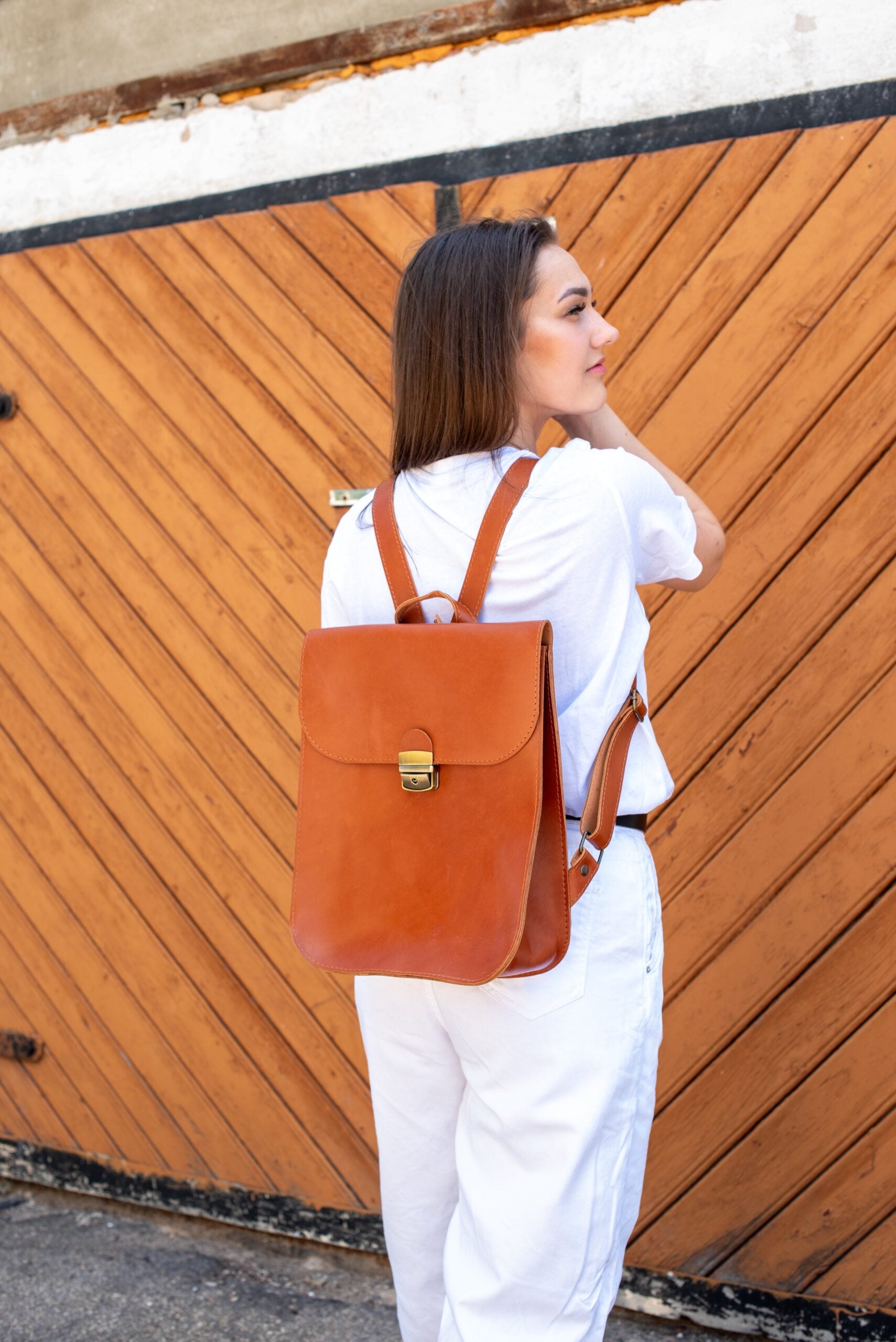 Sac à dos selle en cuir naturel marron clair, vue éditoriale