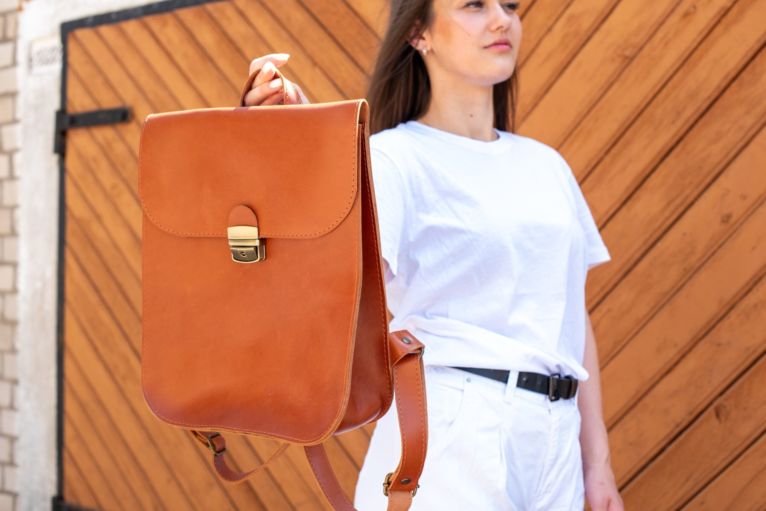 Sac à dos selle en cuir naturel marron clair, vue verticale