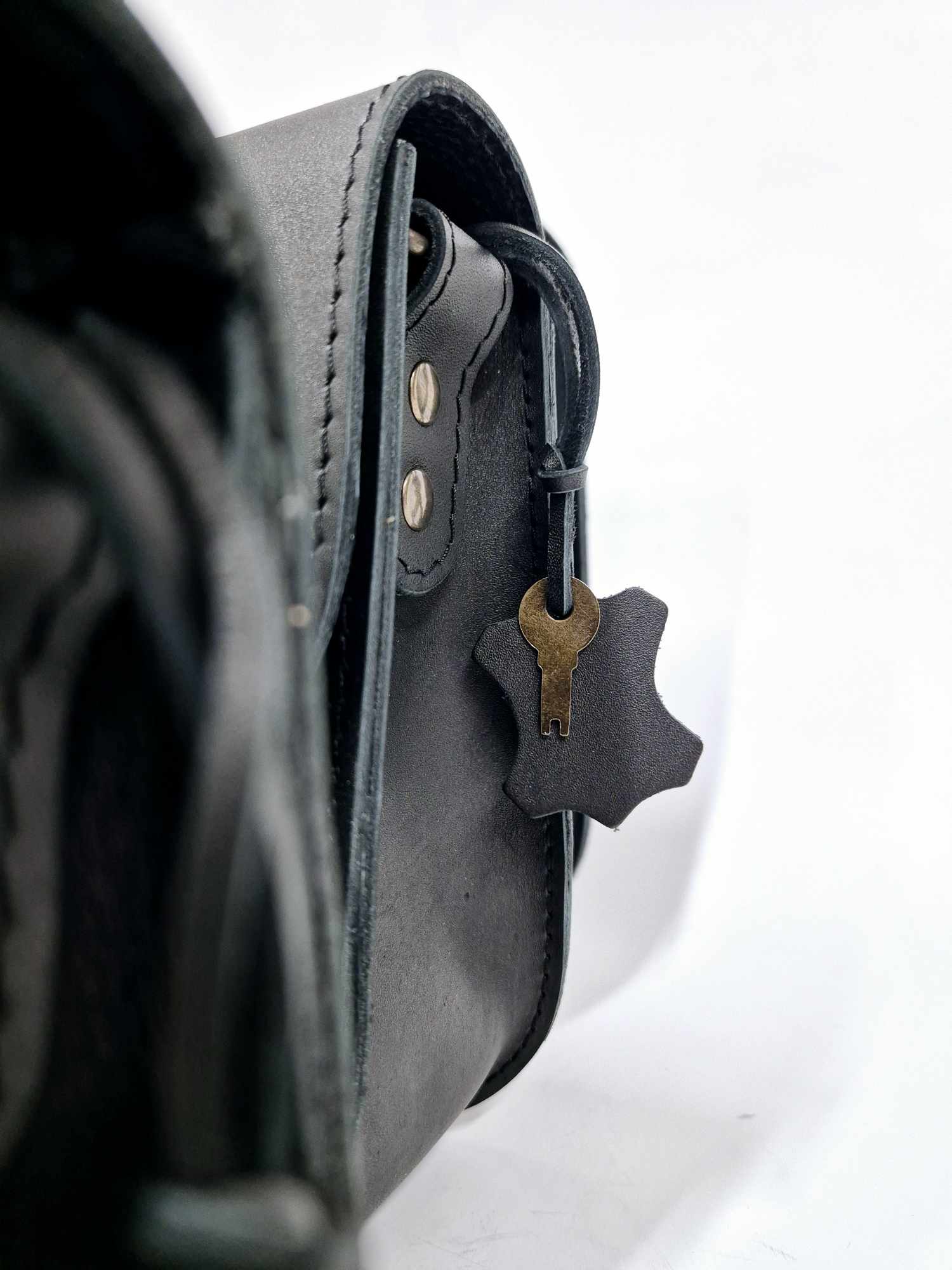 Sac à dos selle en cuir naturel noir, vue produit