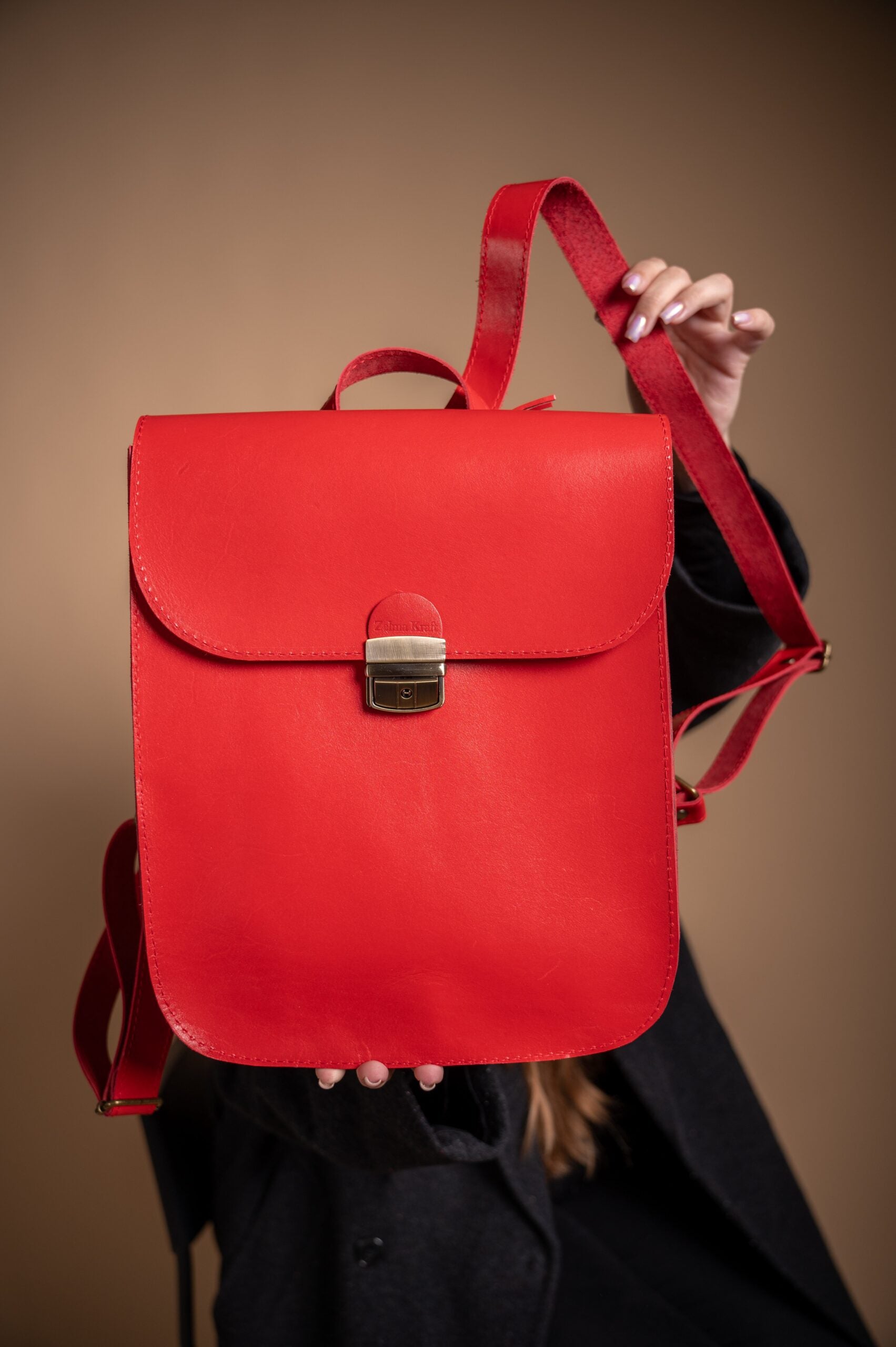 Sac à dos selle en cuir naturel rouge, vue détaillée