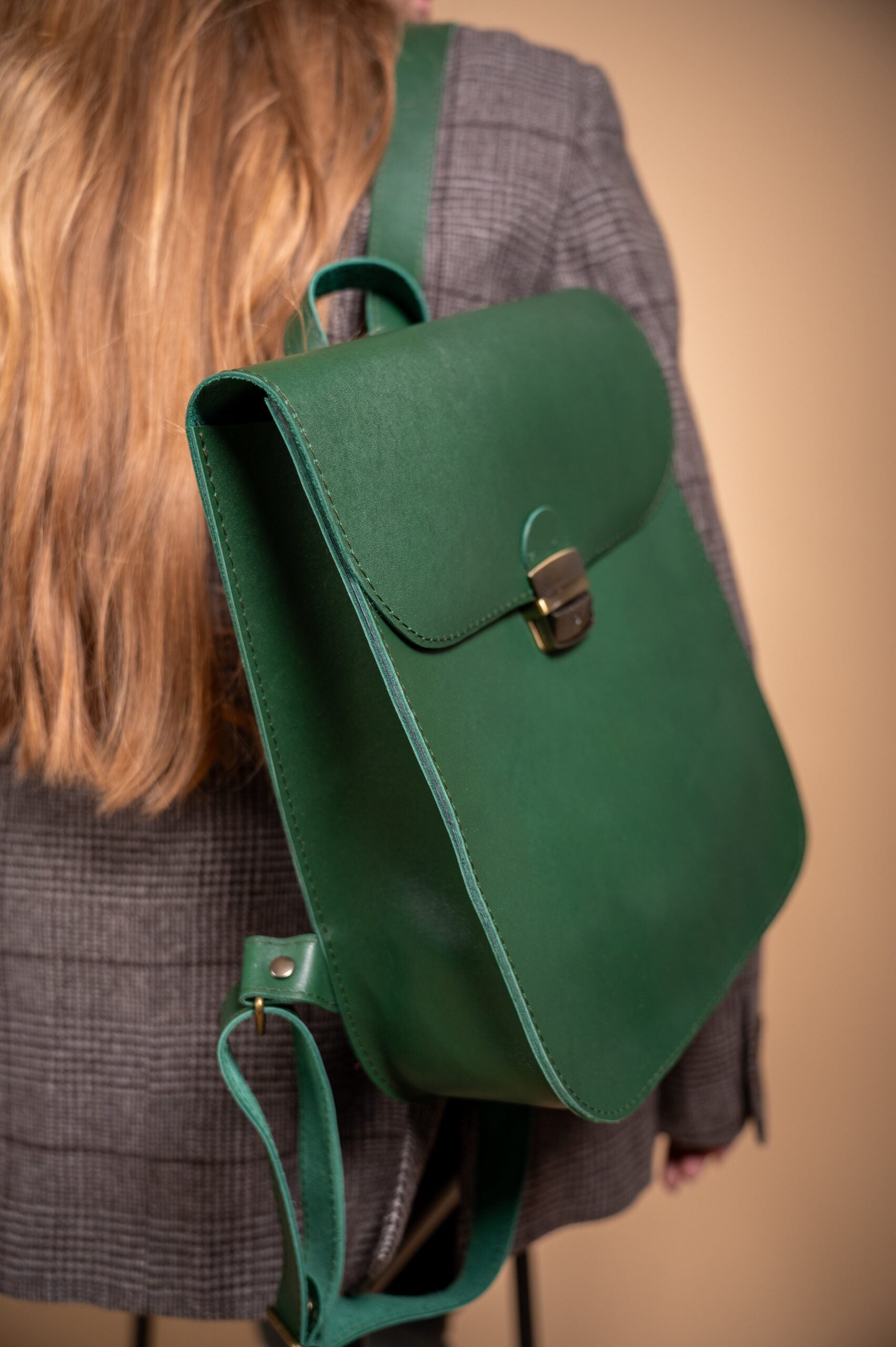 Sac à dos selle en cuir naturel vert, vue alternative