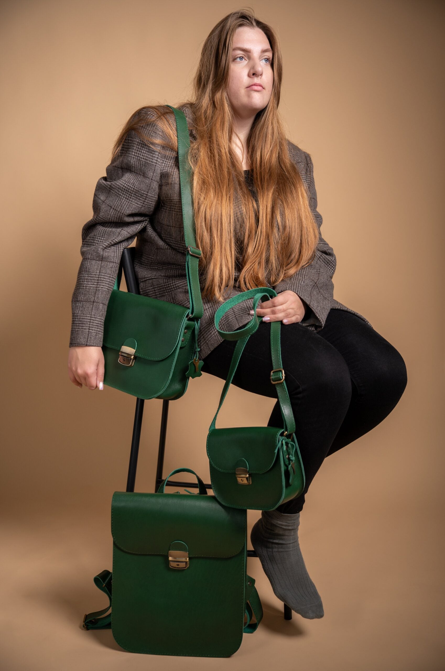 Sac à dos selle en cuir naturel vert, vue détaillée