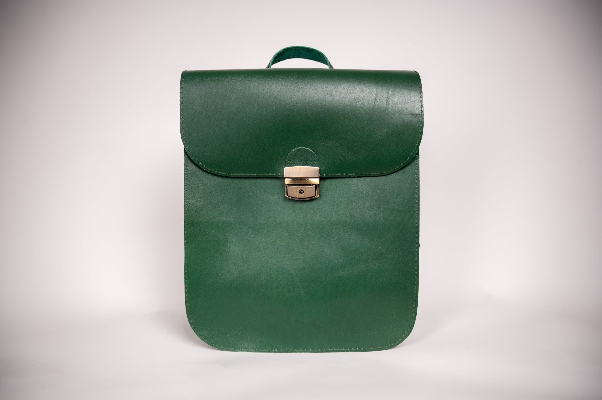 Sac à dos selle en cuir naturel vert, vue éditoriale