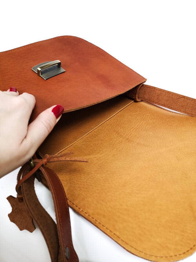 Sac selle grand format en cuir naturel marron clair, vue détaillée