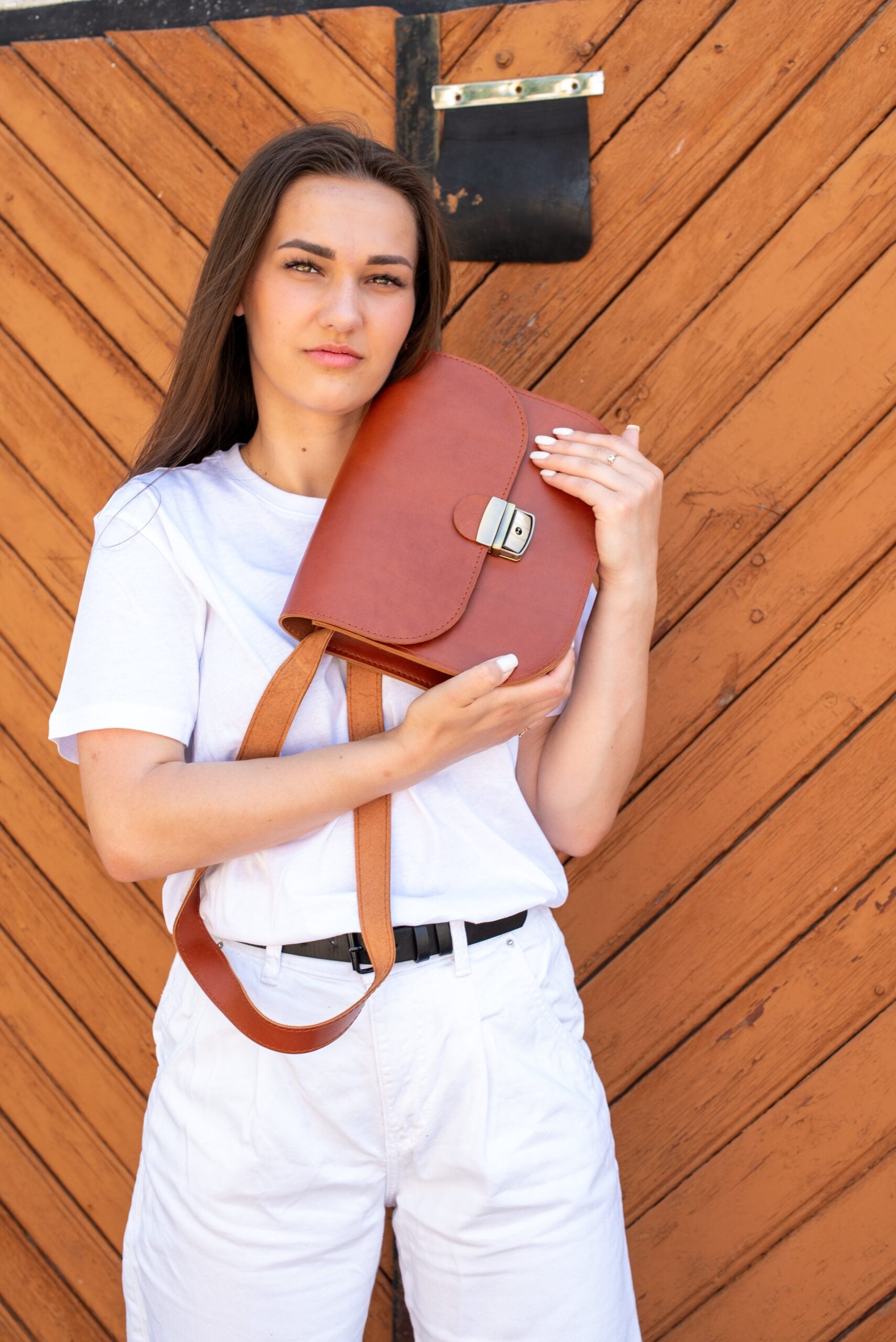 Sac selle grand format en cuir naturel marron clair, vue éditoriale alternative