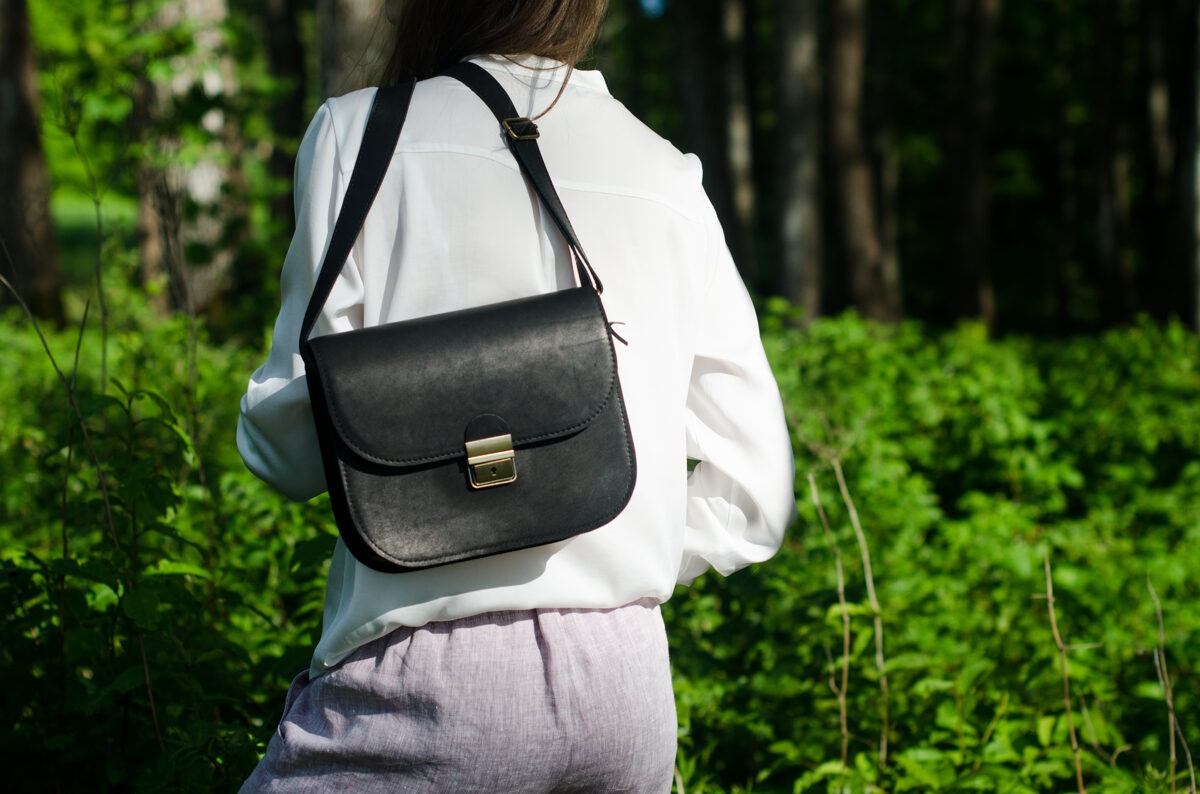 Sac selle grand format en cuir naturel noir, vue alternative