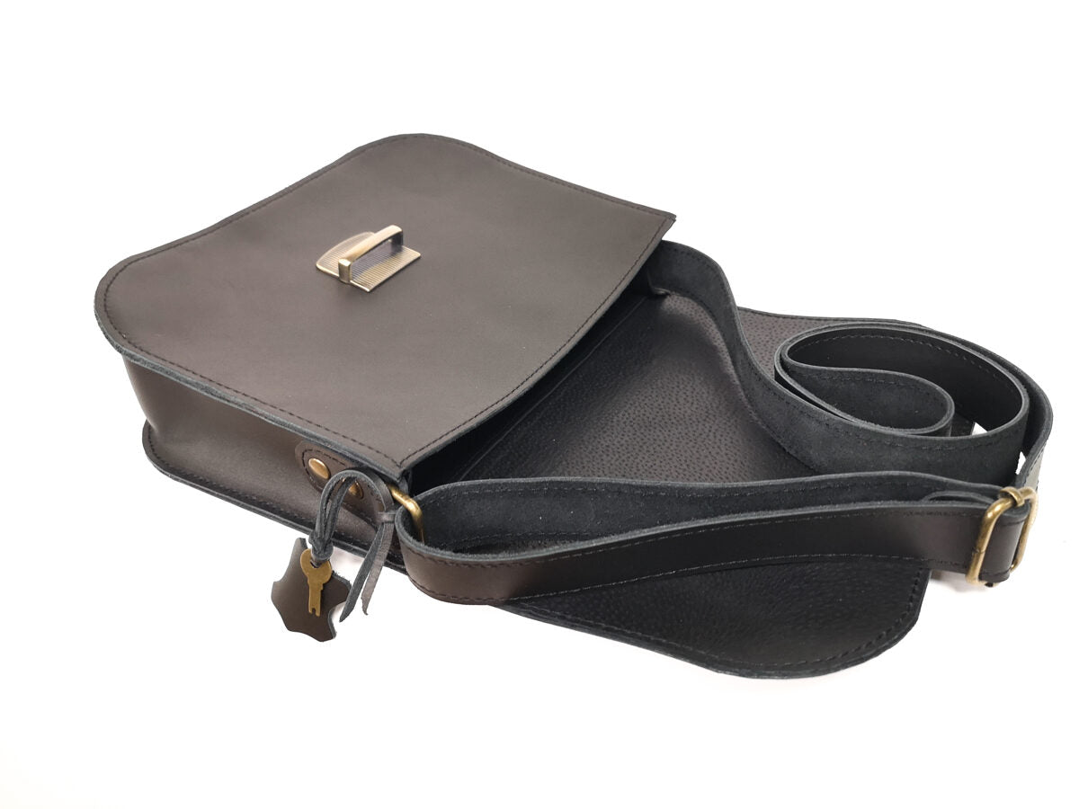 Sac selle grand format en cuir naturel noir, vue détaillée