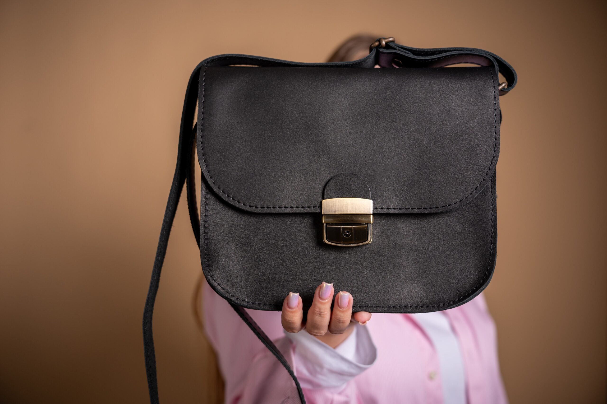 Sac selle grand format en cuir naturel noir, vue éditoriale alternative