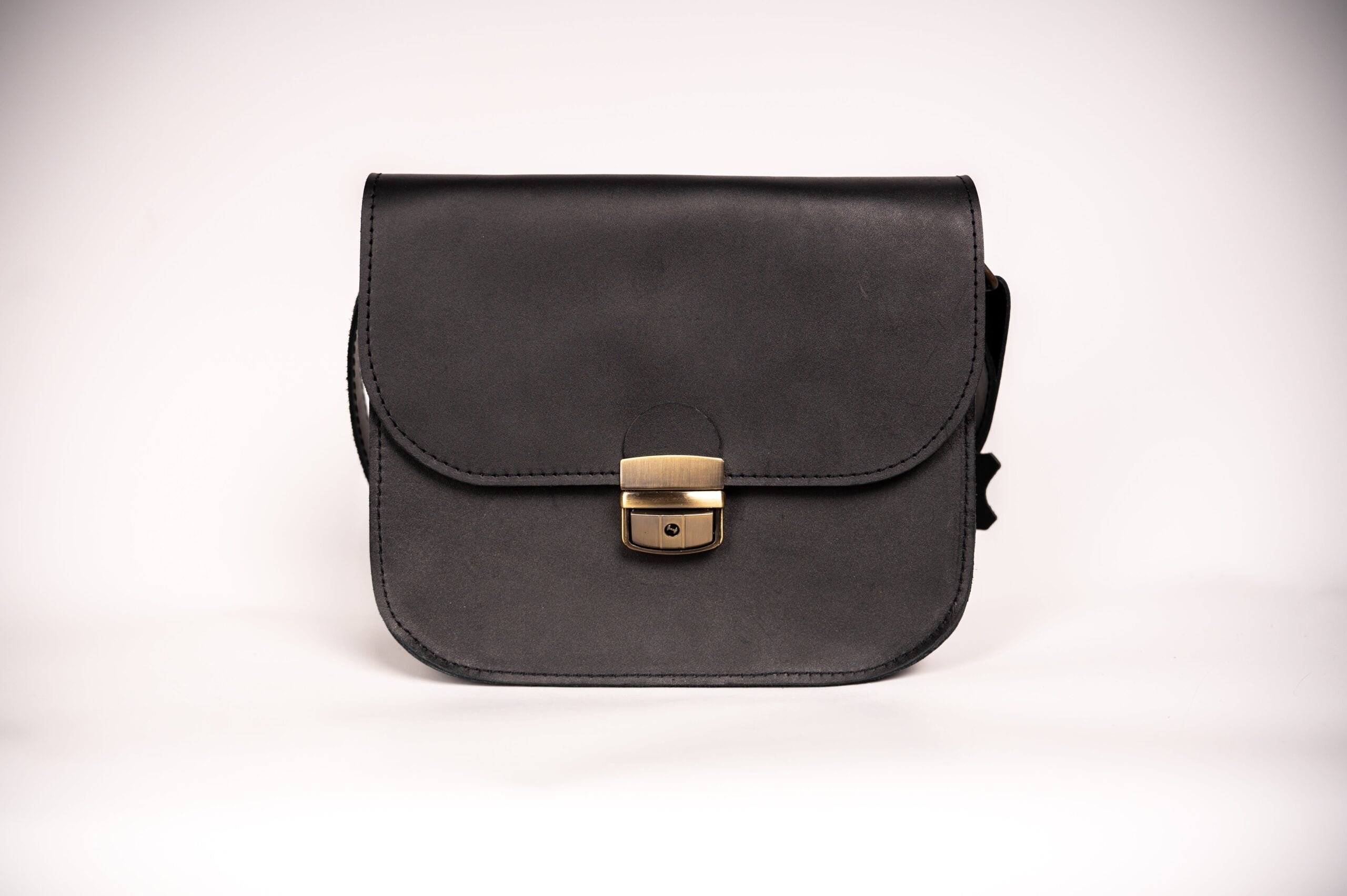 Sac selle grand format en cuir naturel noir, vue finale