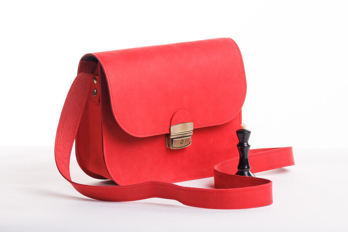 Sac selle grand format en cuir naturel rouge, vue détaillée