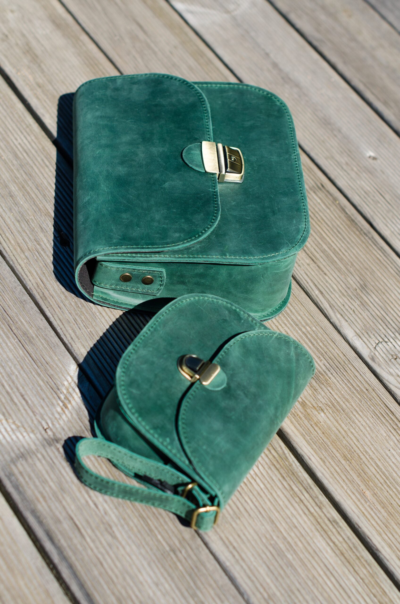 Sac selle grand format en cuir naturel vert, vue produit