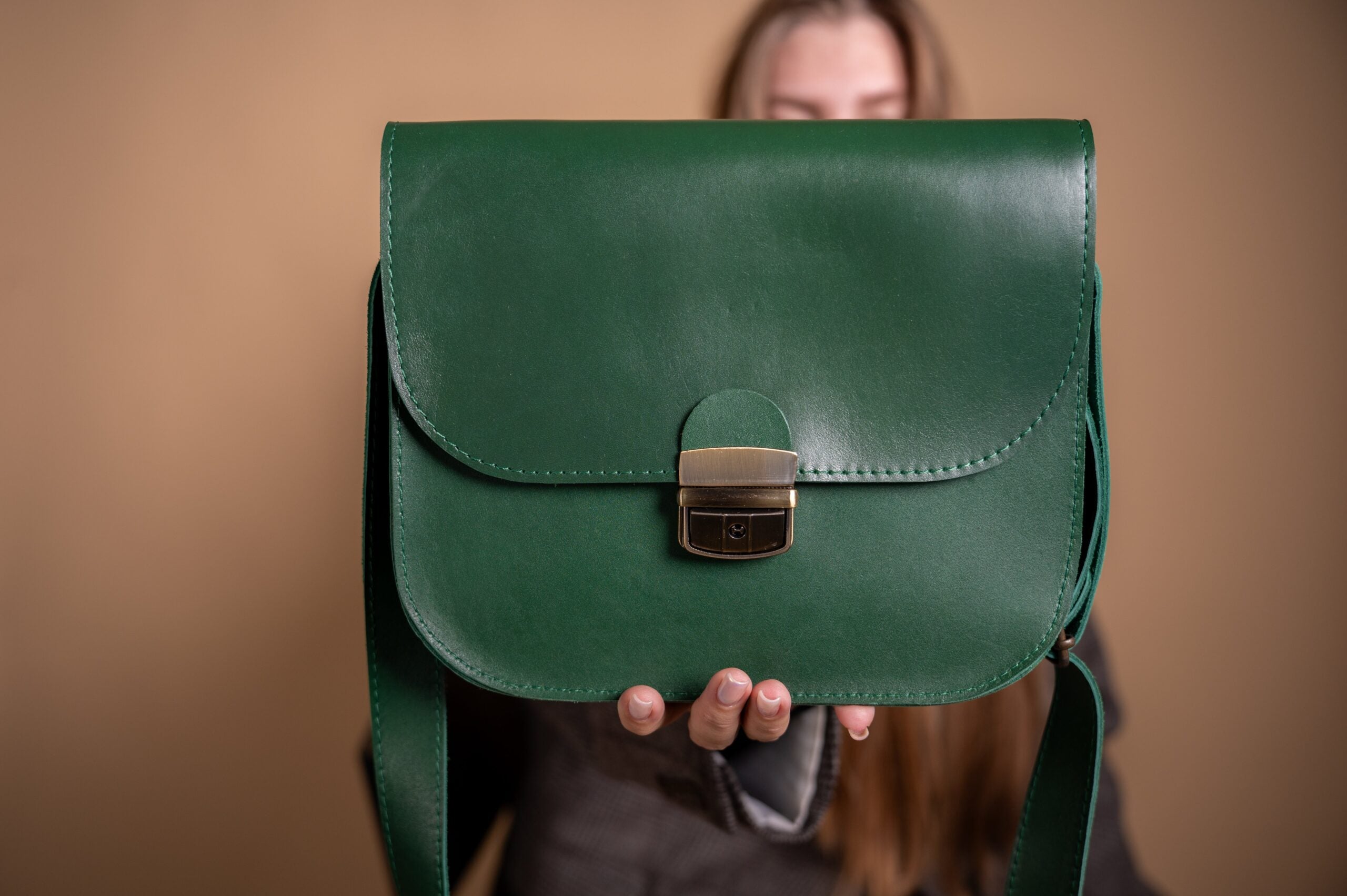 Sac selle grand format en cuir naturel vert, vue horizontale