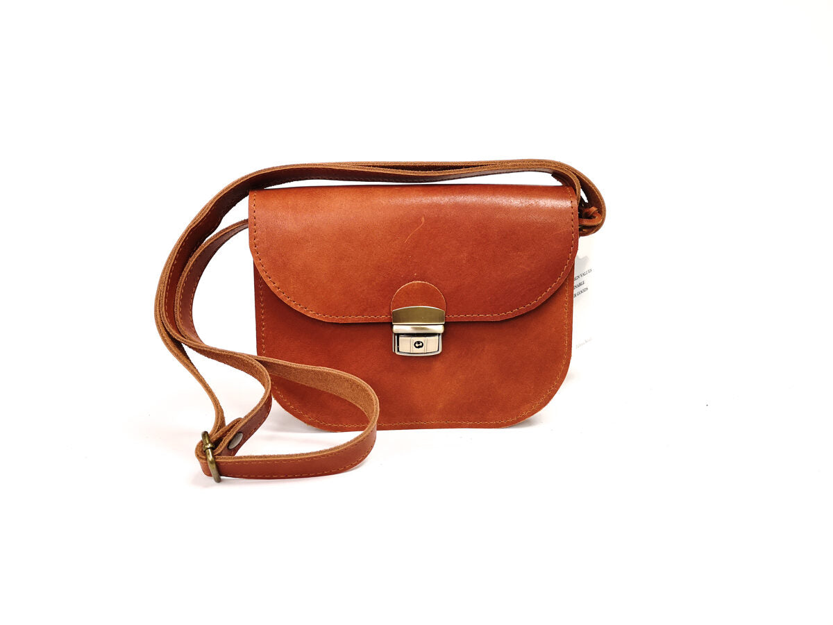 Sac selle taille moyenne en cuir naturel marron clair, vue produit