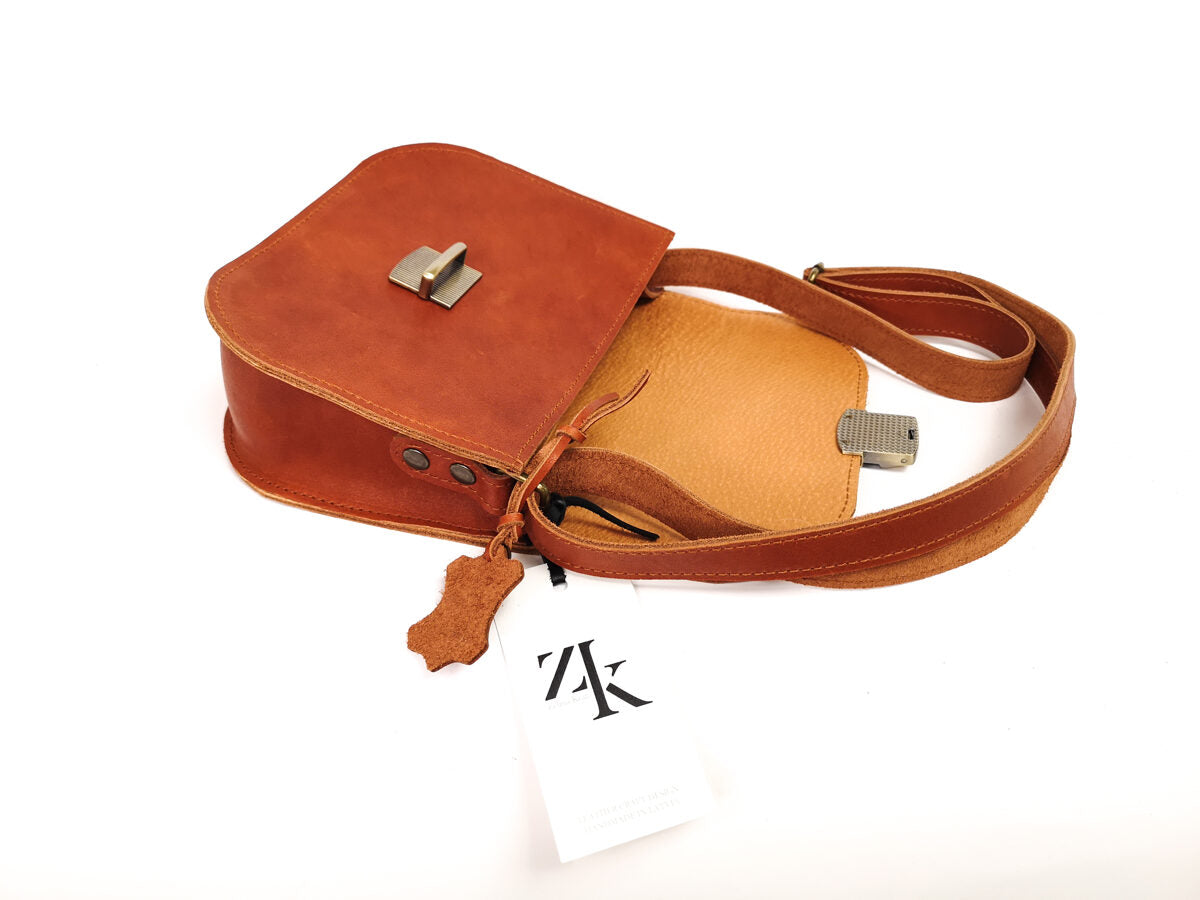 Sac selle taille moyenne en cuir naturel marron clair, vue détaillée