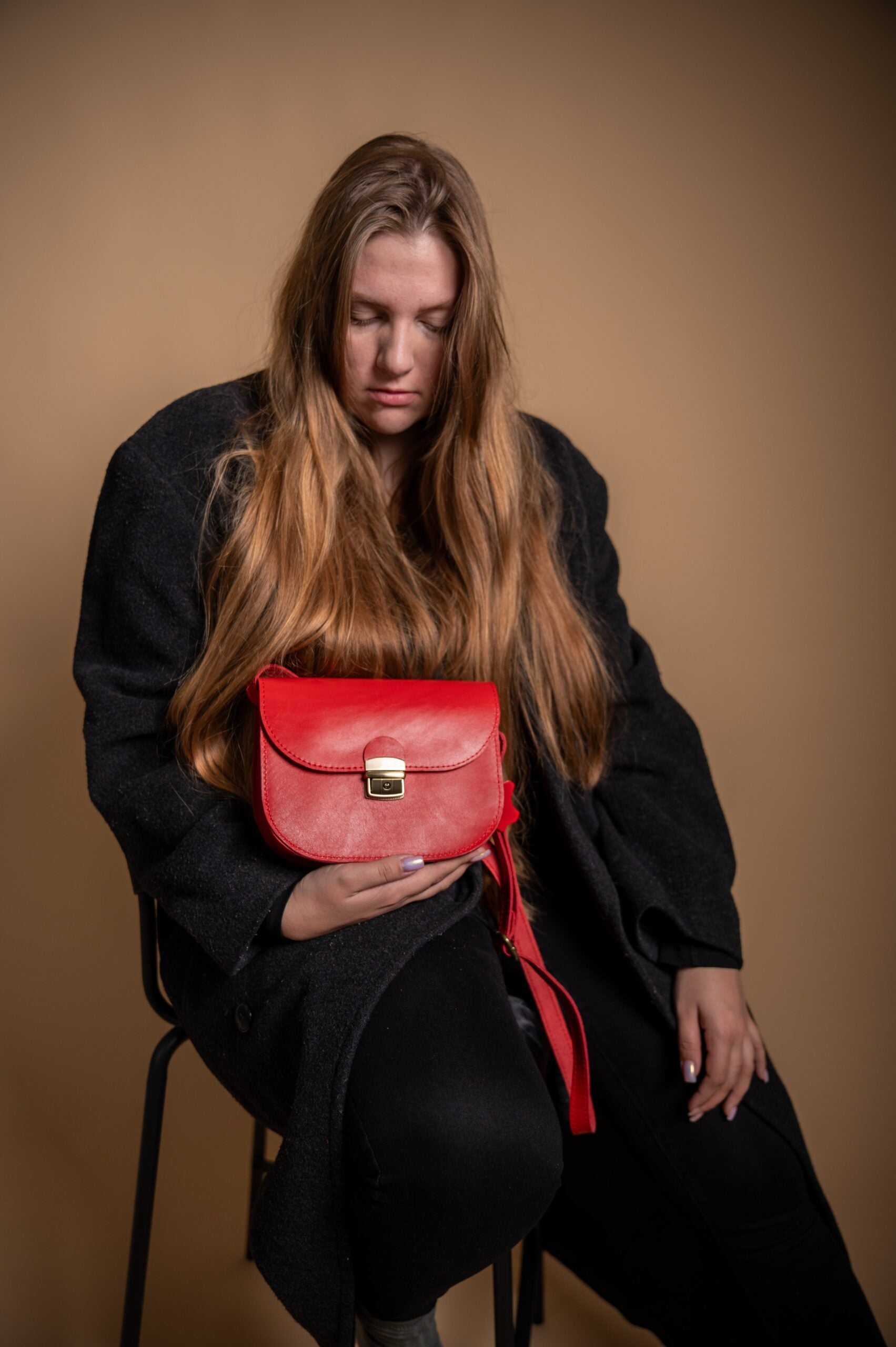 Sac selle taille moyenne en cuir naturel rouge, vue verticale