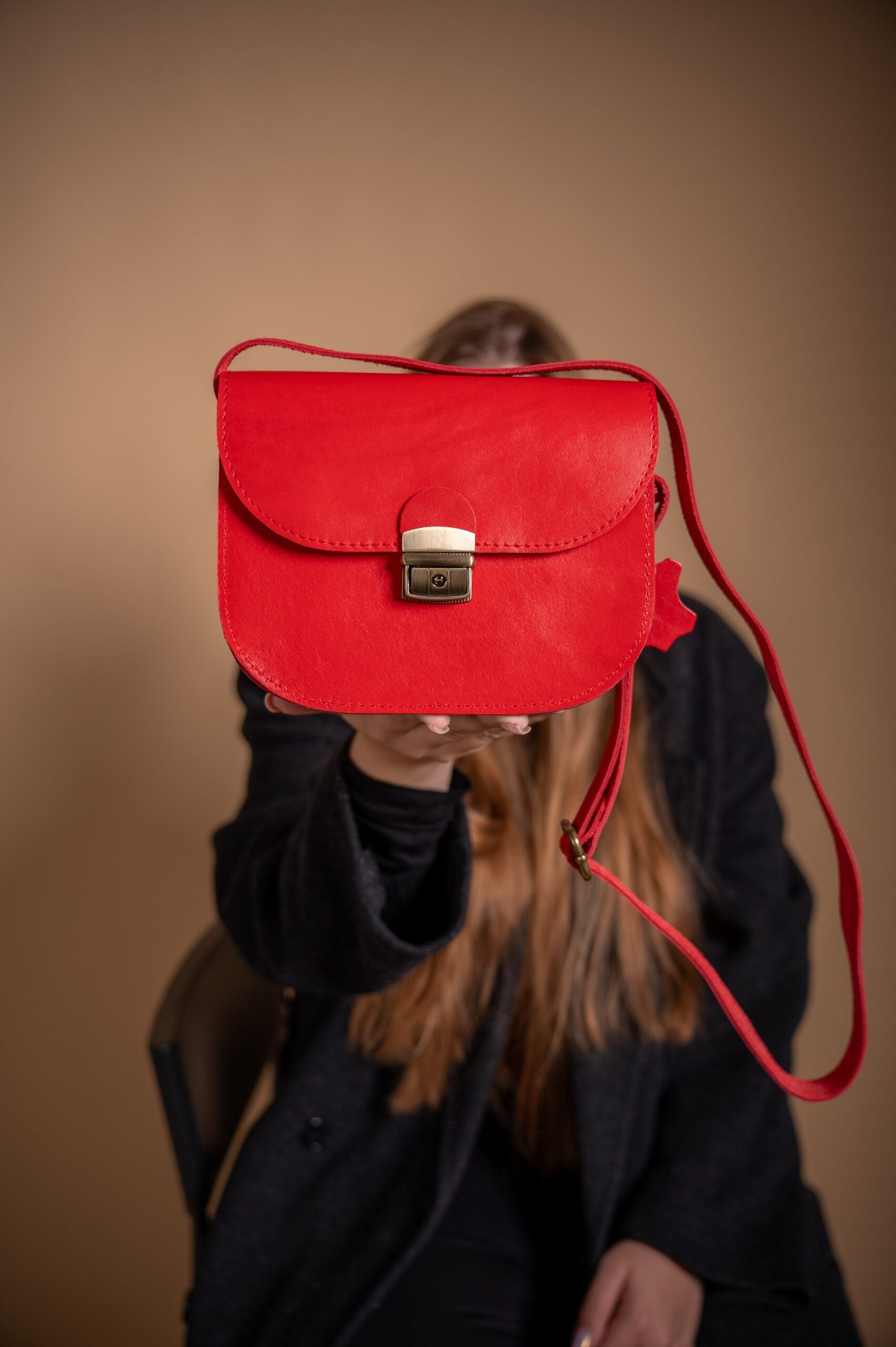 Sac selle taille moyenne en cuir naturel rouge, vue horizontale