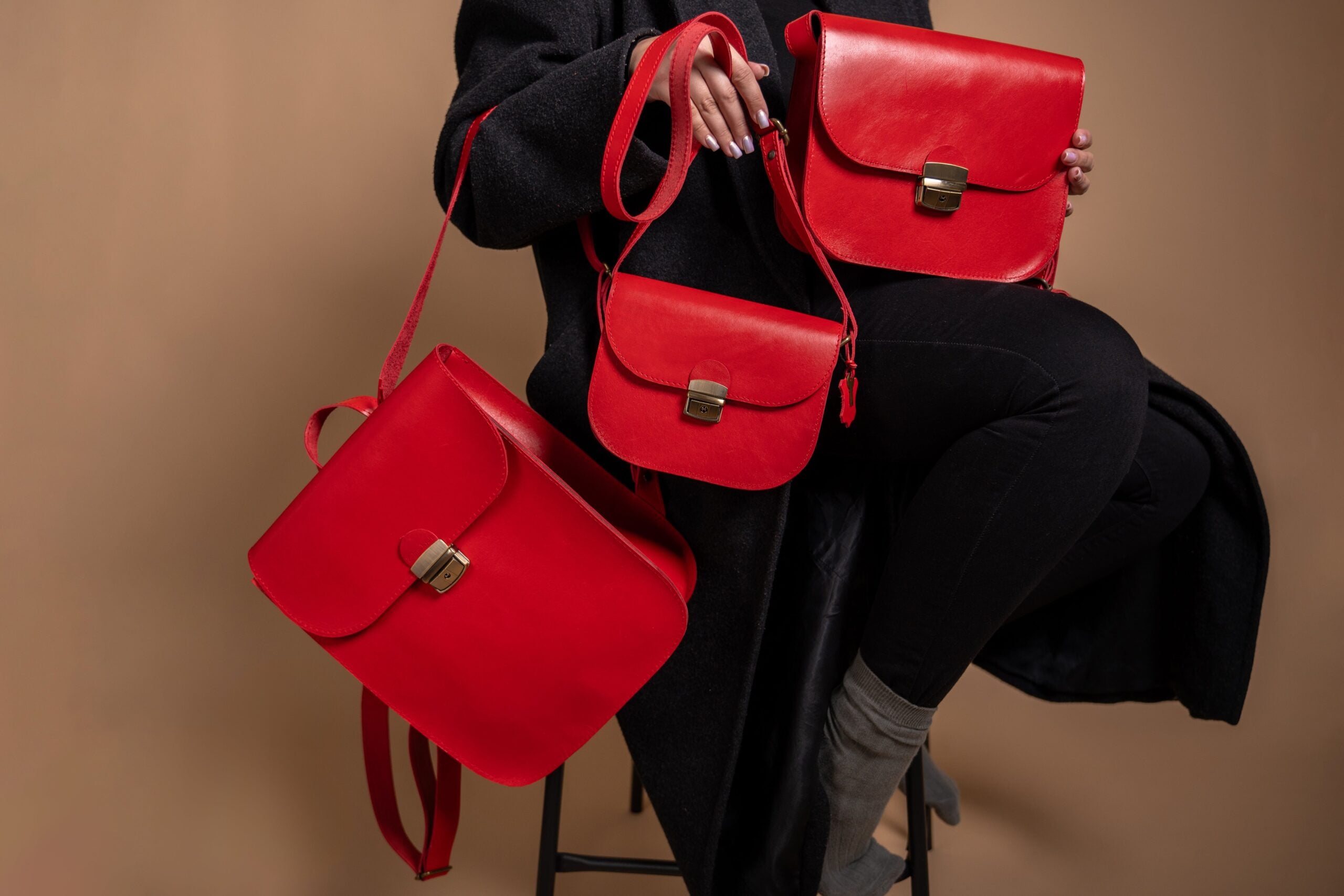 Sac selle taille moyenne en cuir naturel rouge, vue éditoriale alternative