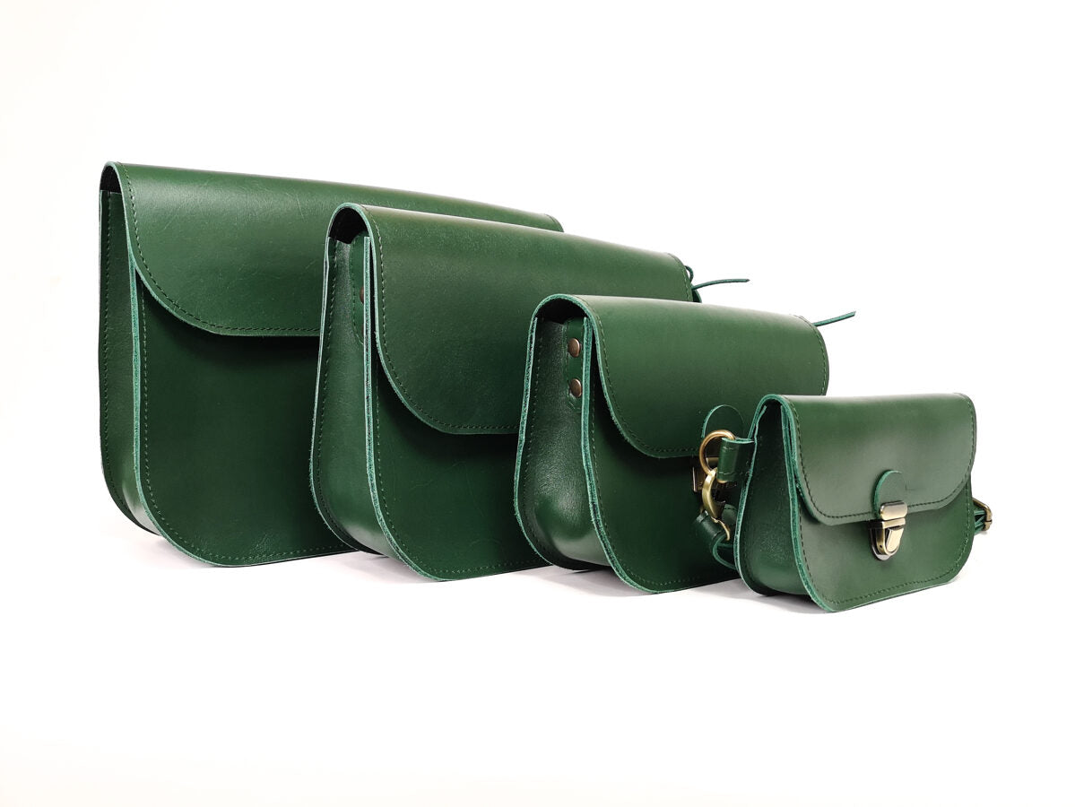 Sac selle taille moyenne en cuir naturel vert, vue éditoriale