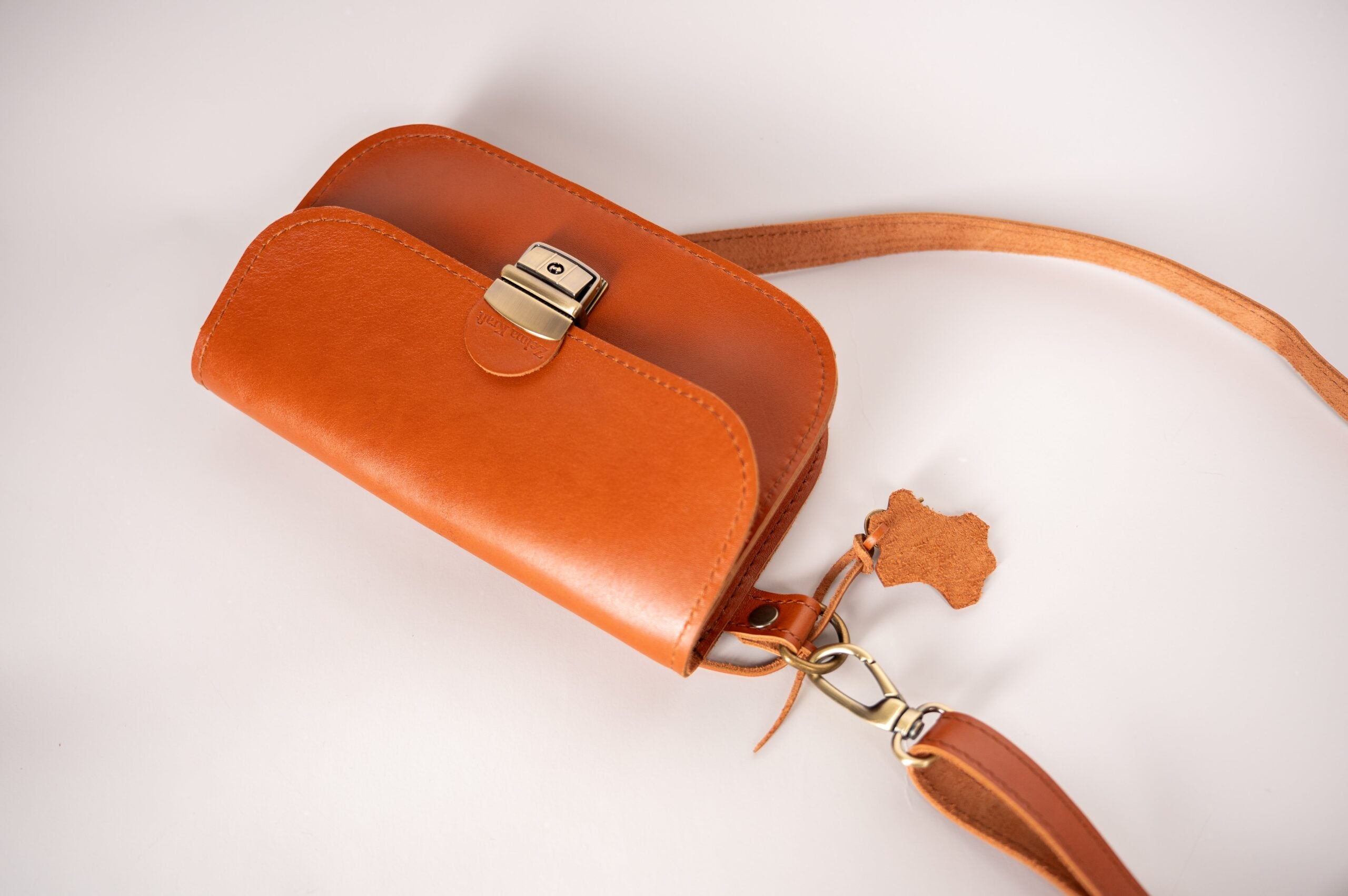 Sac selle mini en cuir naturel marron clair, vue verticale