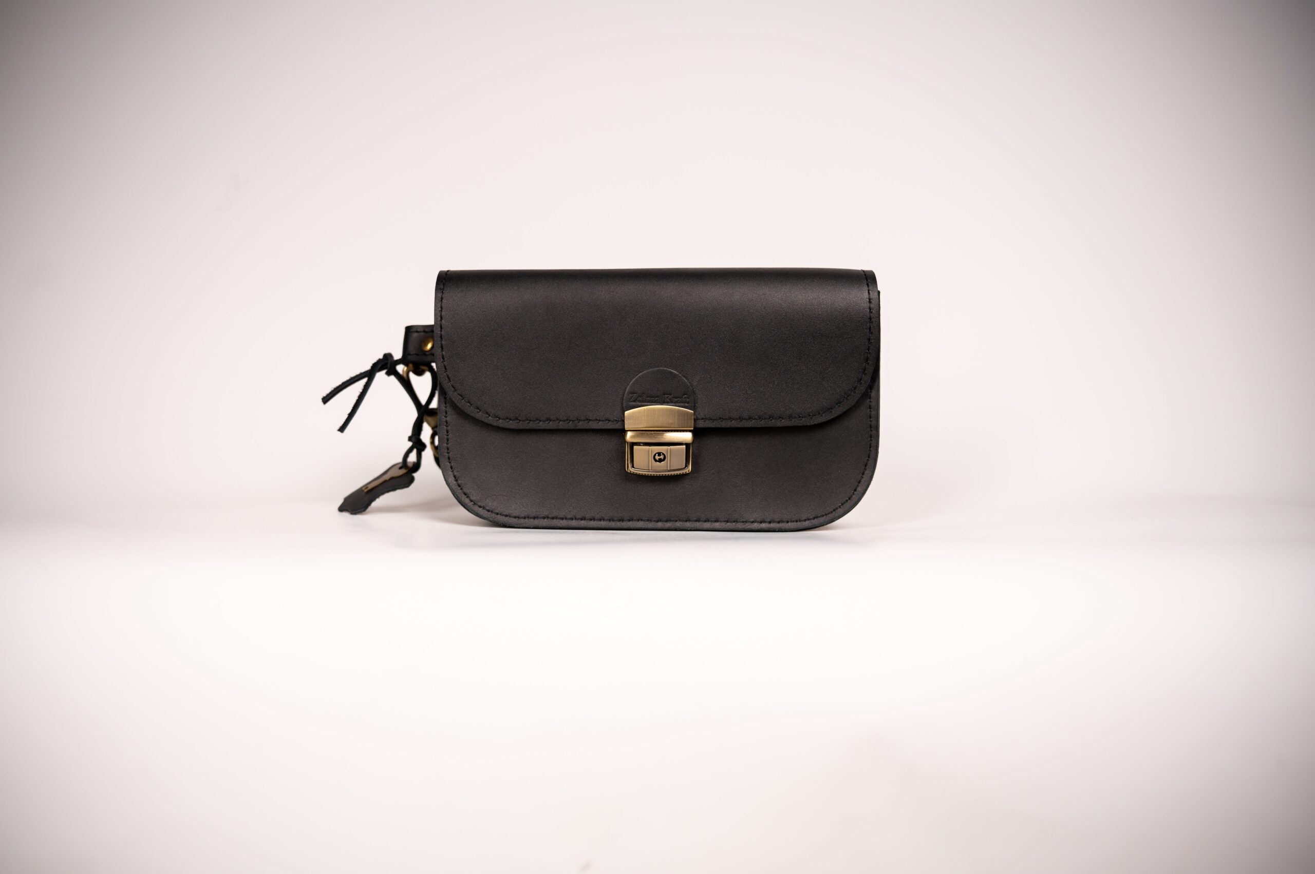 Sac selle mini en cuir naturel noir, vue éditoriale
