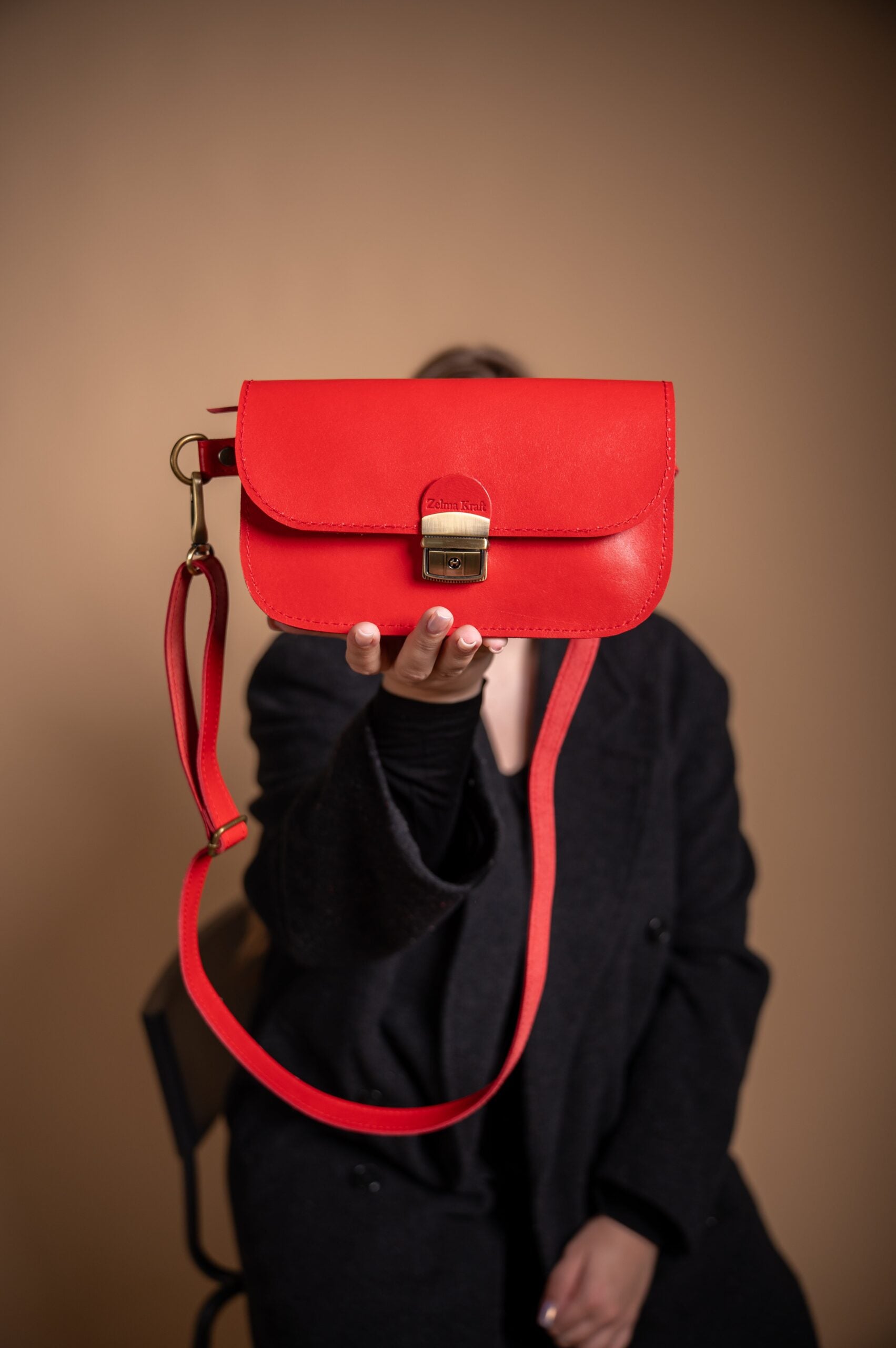 Sac selle mini en cuir naturel rouge, vue alternative